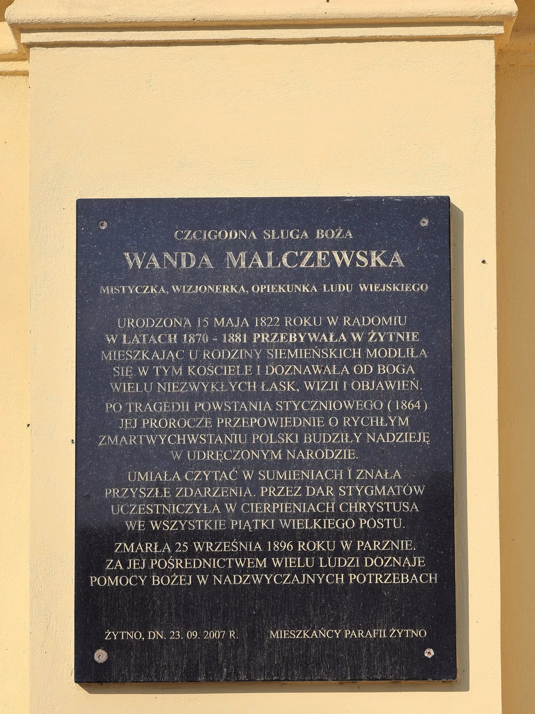Tablica pamiątkowa poświęcona Wandzie Malczewskiej, umieszczona na ścianie kościoła w Żytnie.