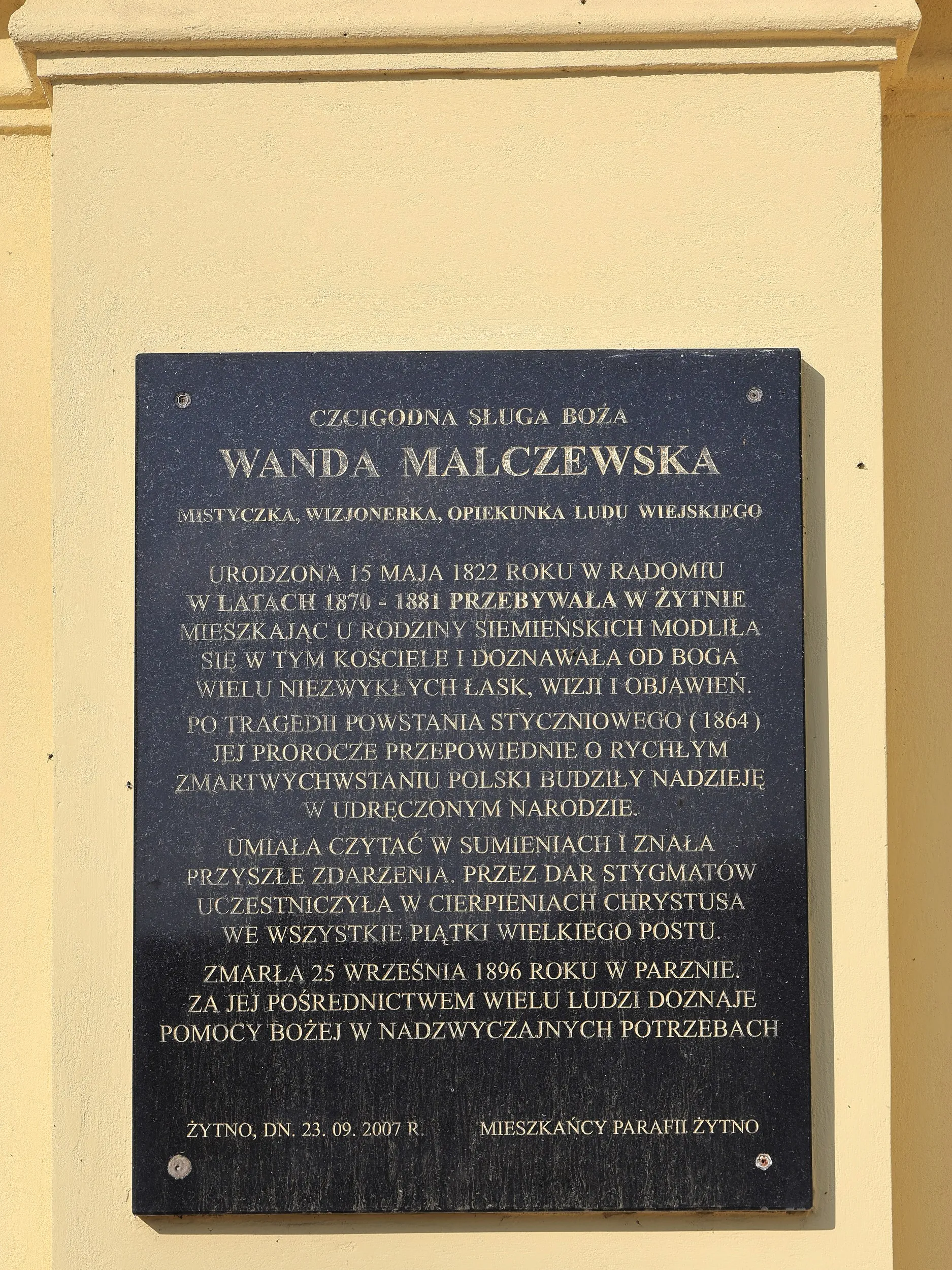 Tablica pamiątkowa poświęcona Wandzie Malczewskiej, umieszczona na ścianie kościoła w Żytnie.