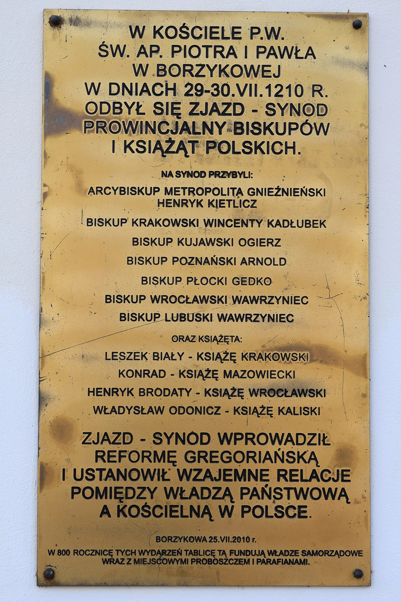 Tablica pamiątkowa na ścianie kościoła w Borzykowej, upamiętniająca synod biskupów i książąt polskich z 1210 roku.