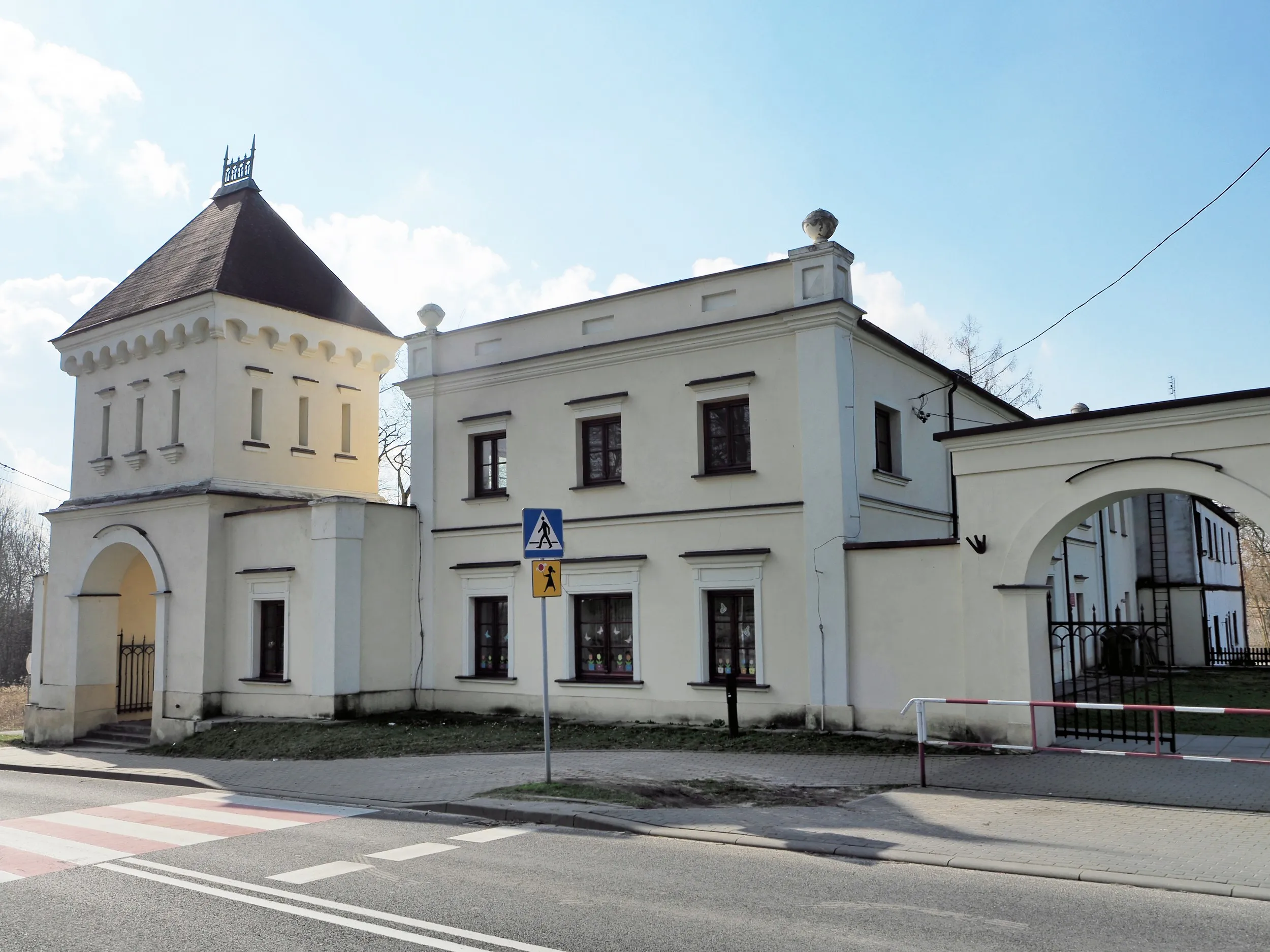 Widok na wieżę bramną i budynek zespołu pałacowego w Maluszynie od strony ulicy.