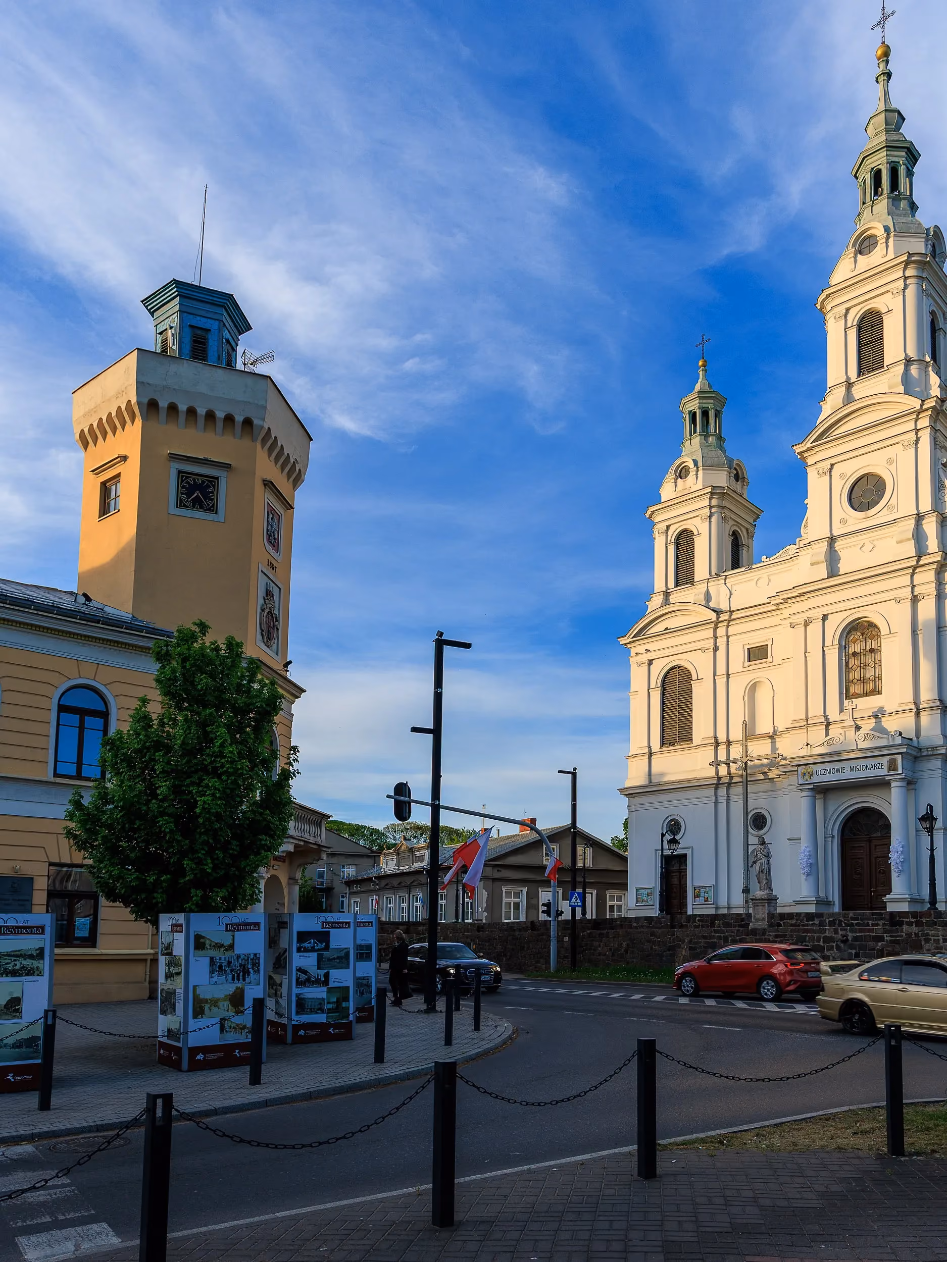 Widok na zabytkowy ratusz oraz kościół św. Lamberta w Radomsku. Oba historyczne obiekty tworzą reprezentacyjną przestrzeń centrum miasta.