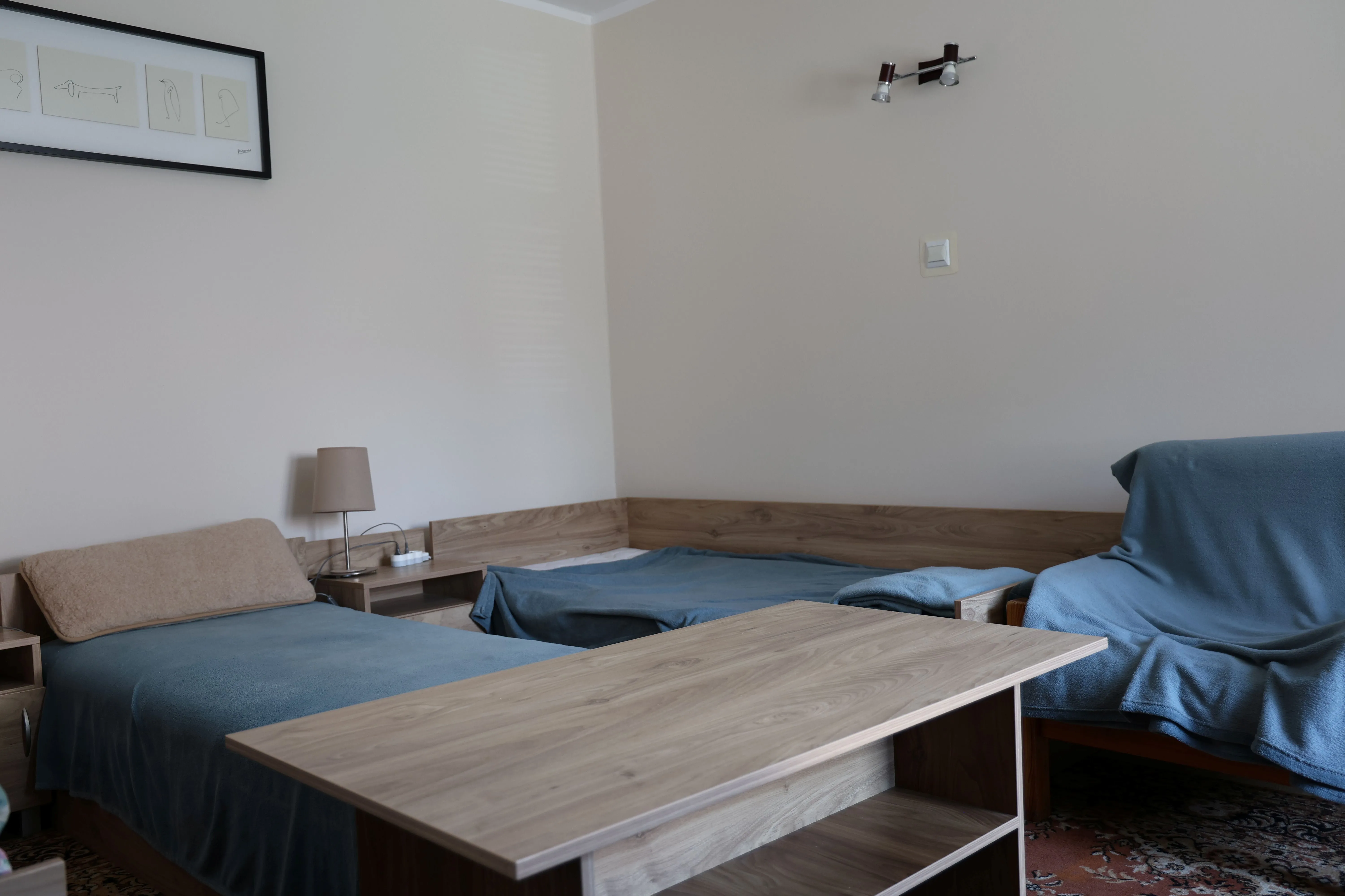 Przytulny pokój gościnny z miejscami do spania i częścią wypoczynkową w Domku nad Pilicą.