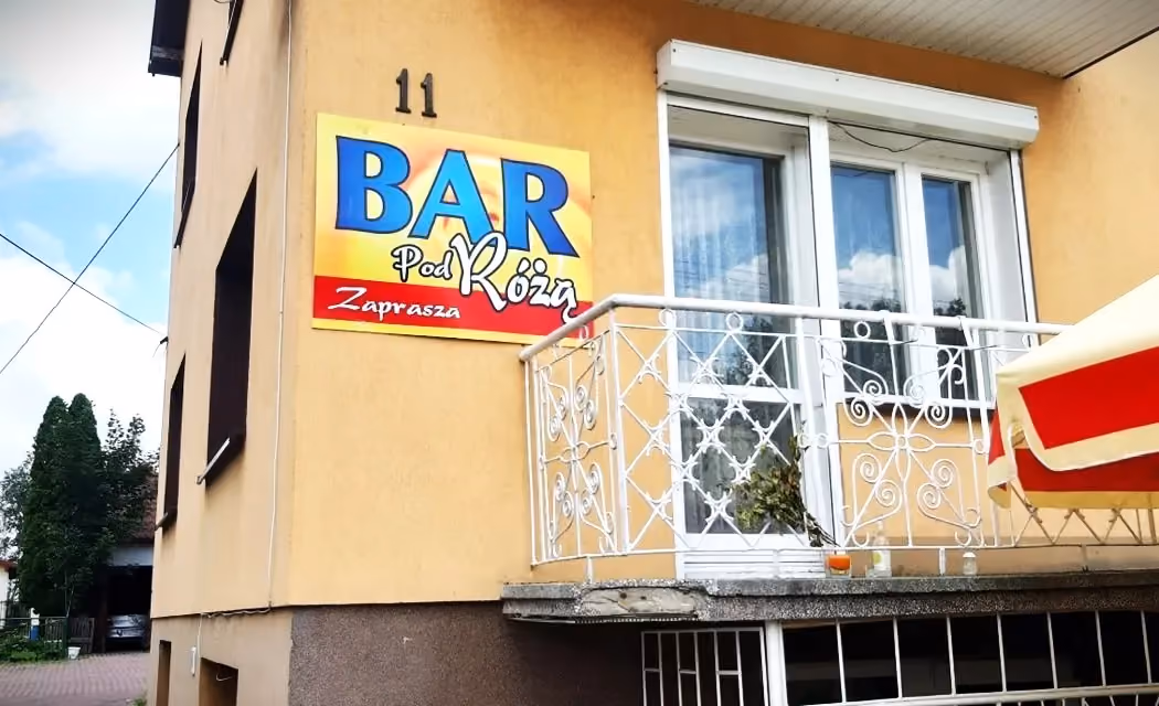 Budynek Baru pod Różą przy trasie spływów kajakowych Pilicą