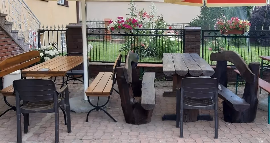 Ogródek letni przy Barze pod Różą w Krzętowie