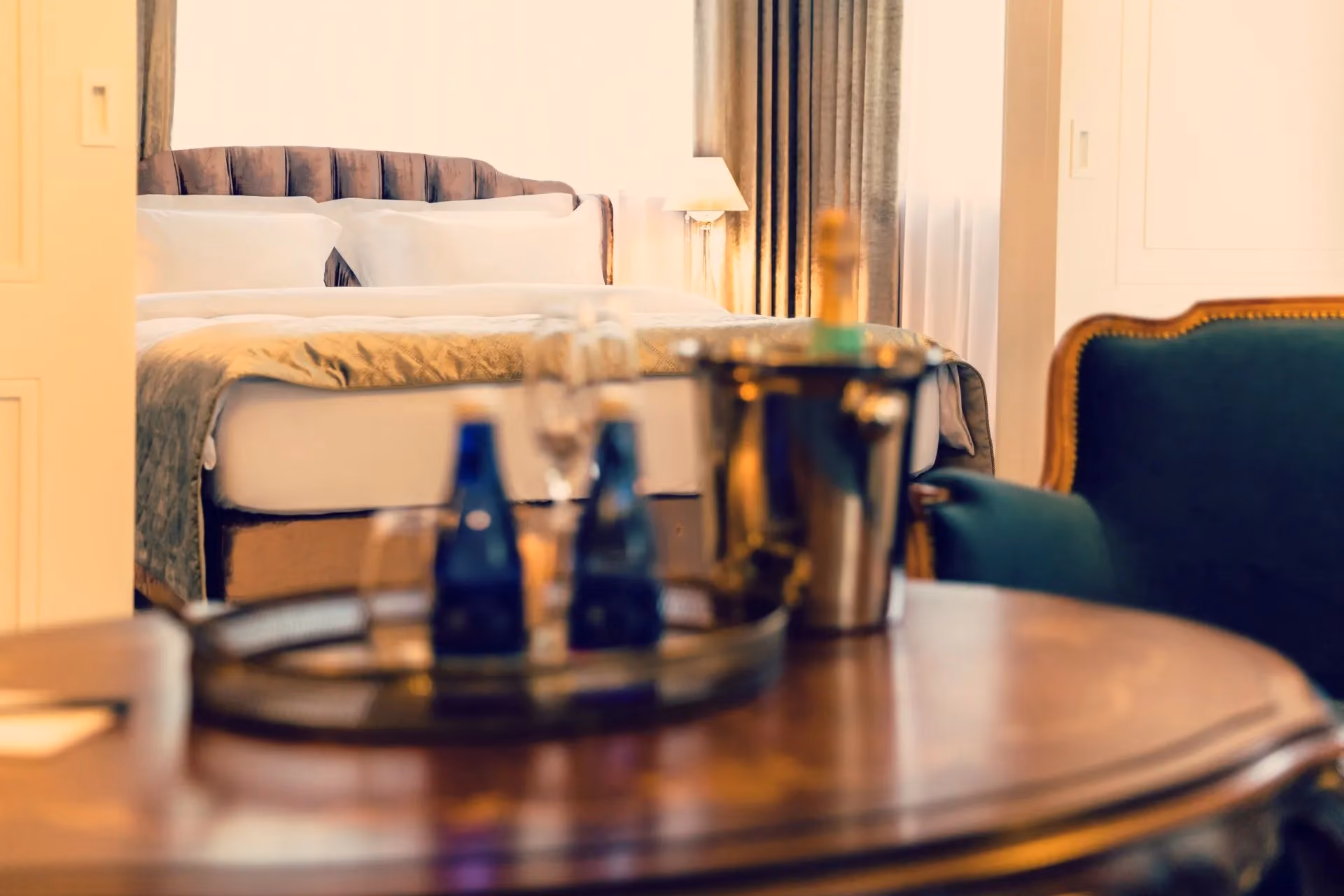 Elegancki apartament w Dworze w Żytnie z dużym łóżkiem i stylowym wyposażeniem.