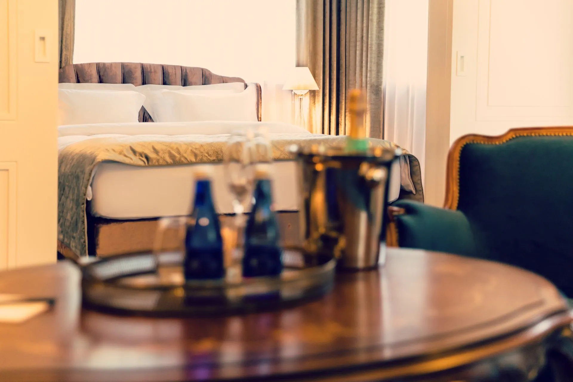 Elegancki apartament w Dworze w Żytnie z dużym łóżkiem i stylowym wyposażeniem.