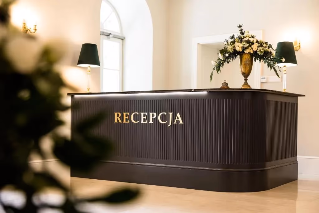 Recepcja hotelowa Dworu w Żytnie urządzona w klasycznym i eleganckim stylu.