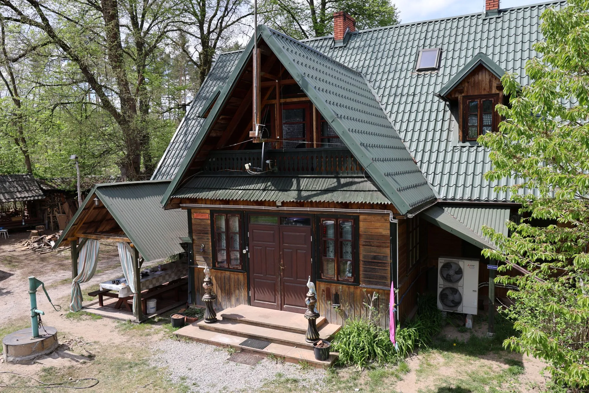 Główne wejście do Centrum Kultury Naturalnej – Leśna Ostoja.