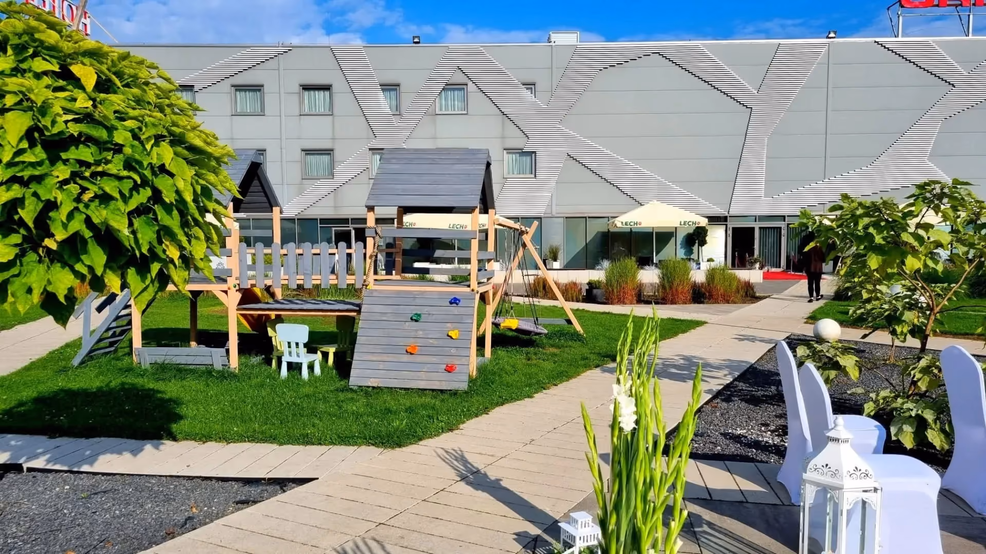Budynek hotelowy z charakterystyczną geometryczną elewacją oraz oznaczeniem „HOTEL PORTO”.