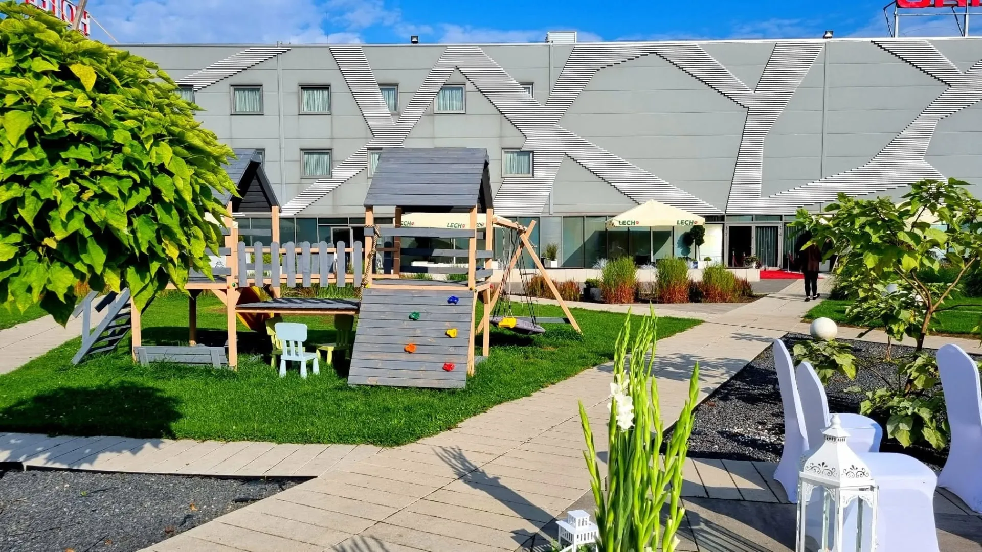 Budynek hotelowy z charakterystyczną geometryczną elewacją oraz oznaczeniem „HOTEL PORTO”.
