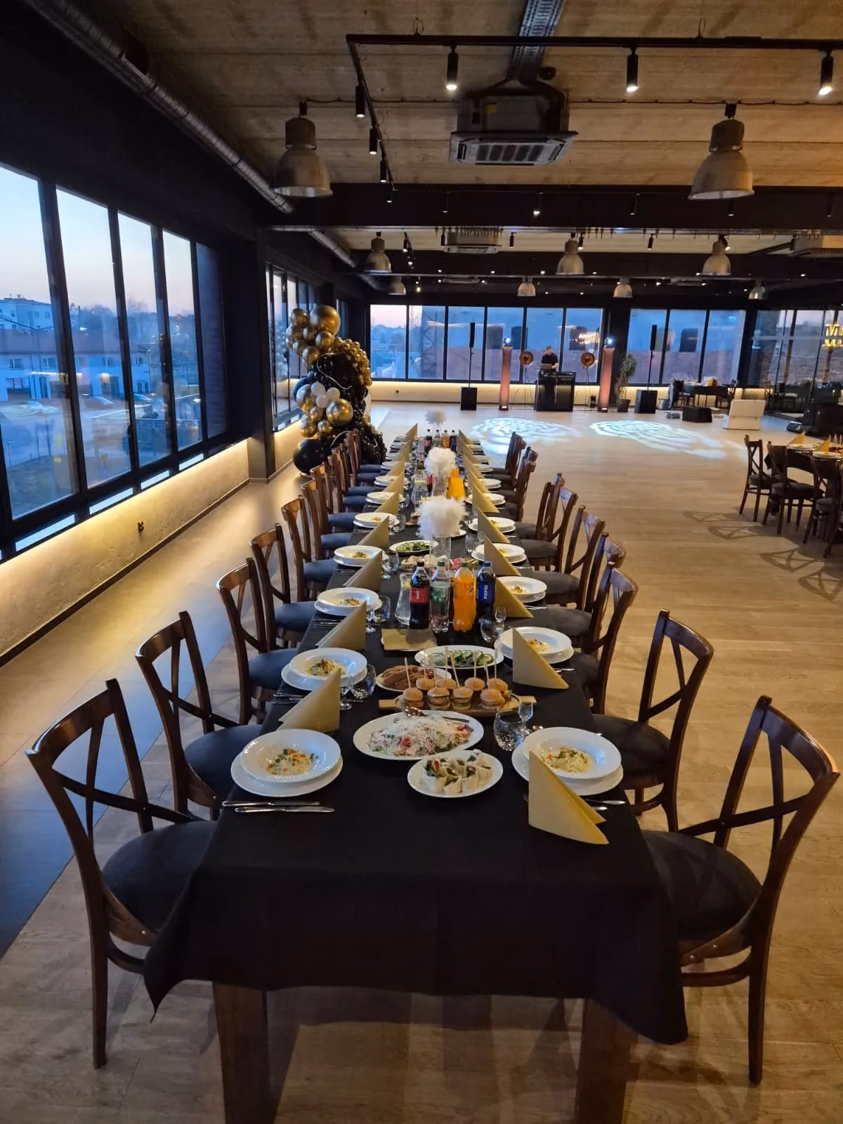 Industrialna sala restauracji Metalurgia z parkietem tanecznym, sceną i profesjonalnym oświetleniem eventowym.