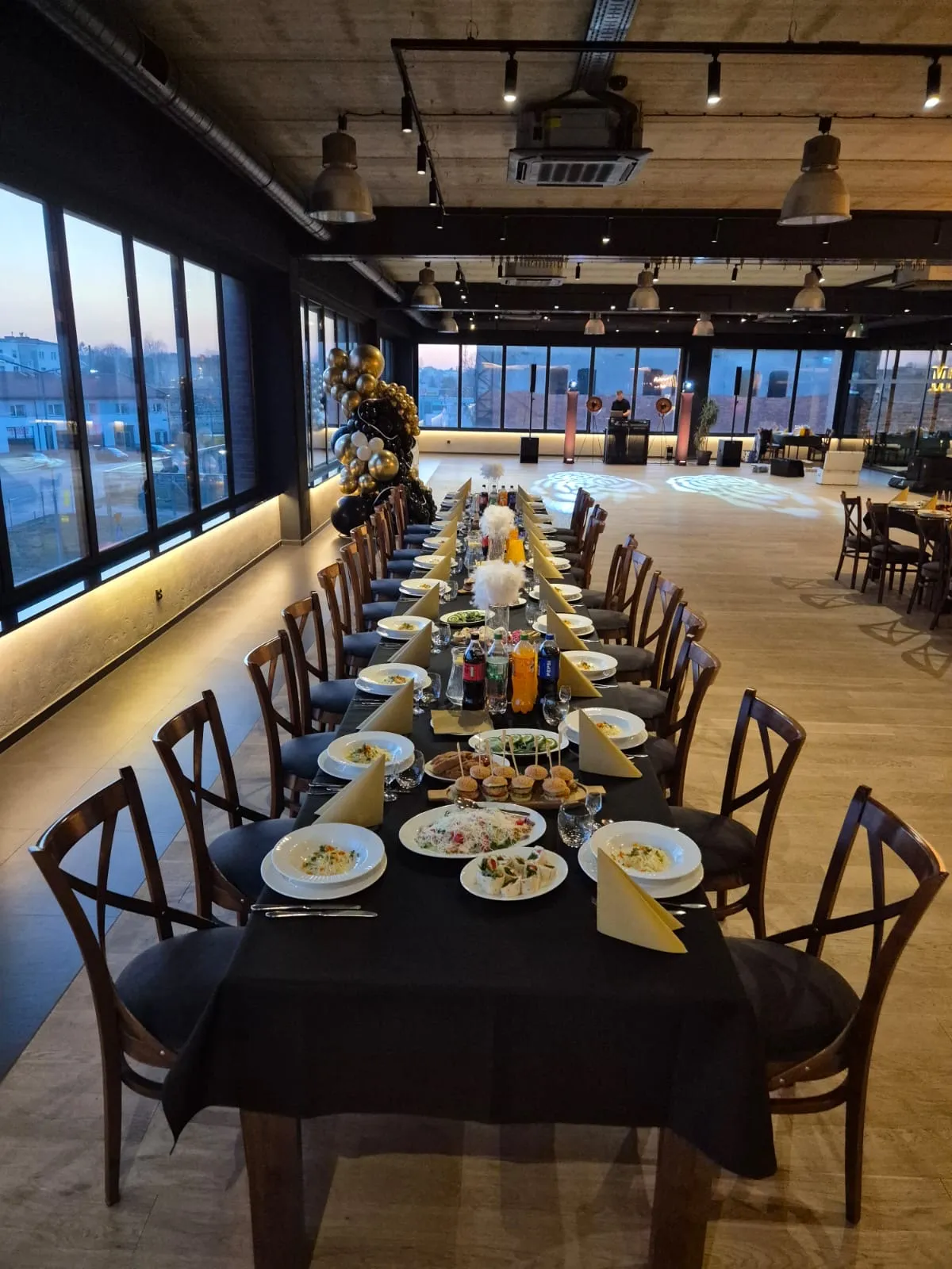 Industrialna sala restauracji Metalurgia z parkietem tanecznym, sceną i profesjonalnym oświetleniem eventowym.