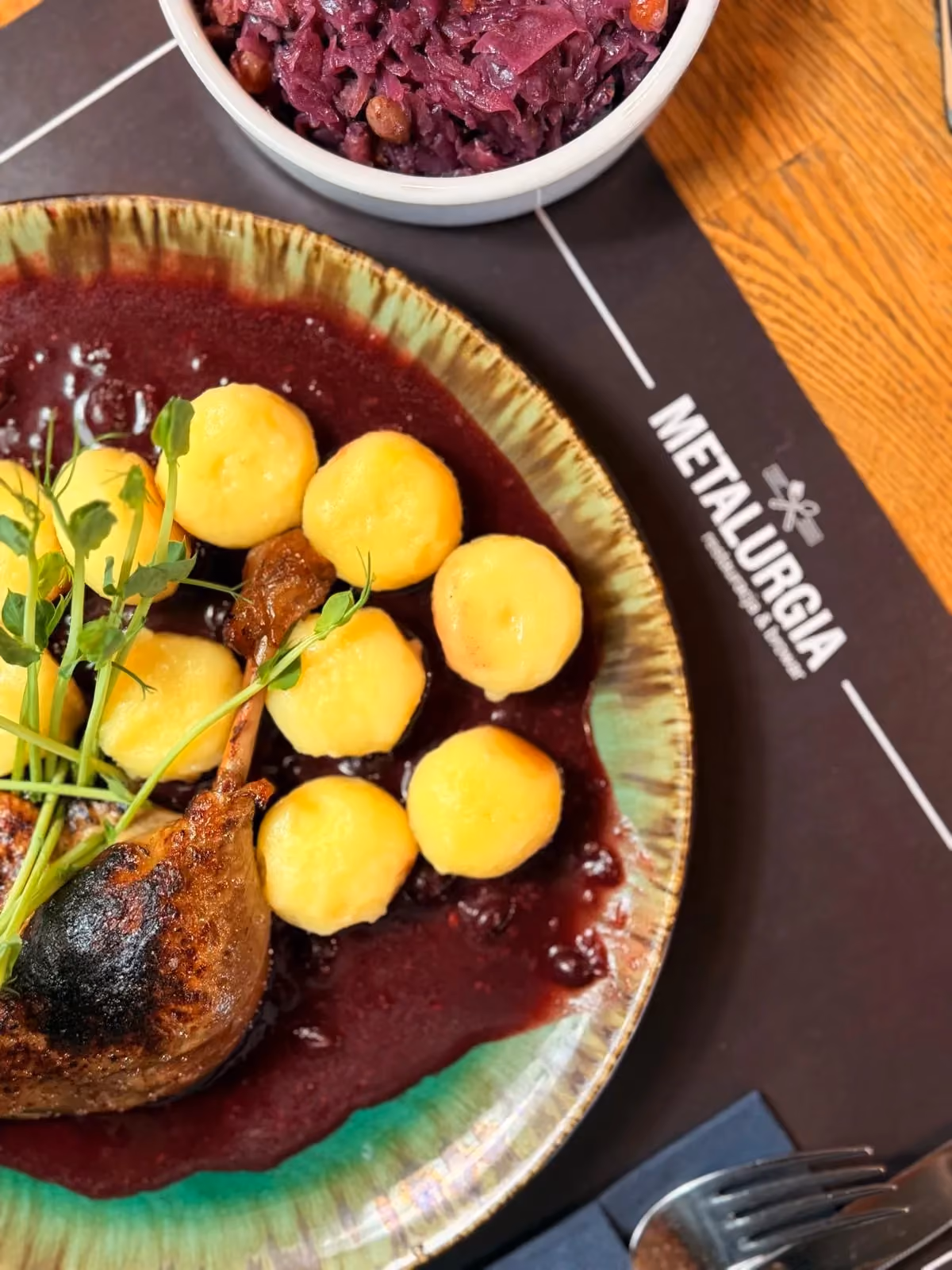 Danie kuchni polskiej serwowane w restauracji Metalurgia – pieczone mięso z kluskami i modrą kapustą.