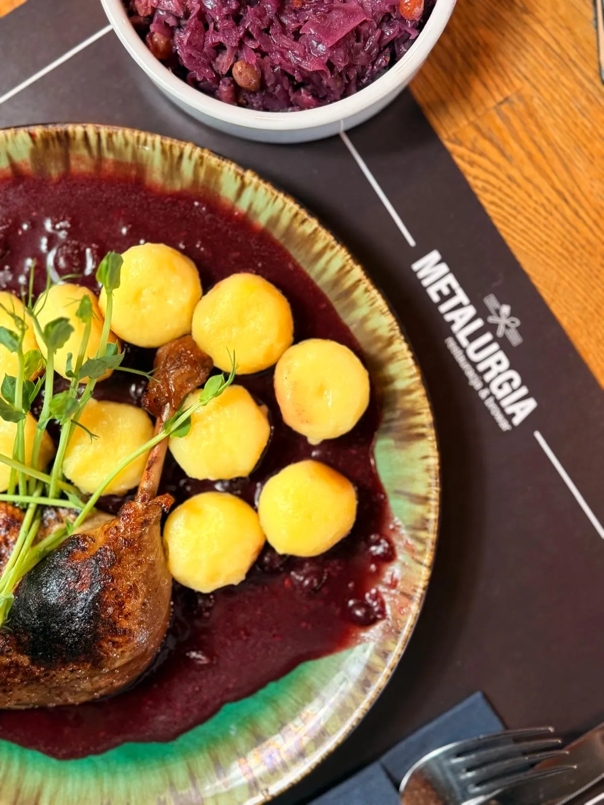 Danie kuchni polskiej serwowane w restauracji Metalurgia – pieczone mięso z kluskami i modrą kapustą.