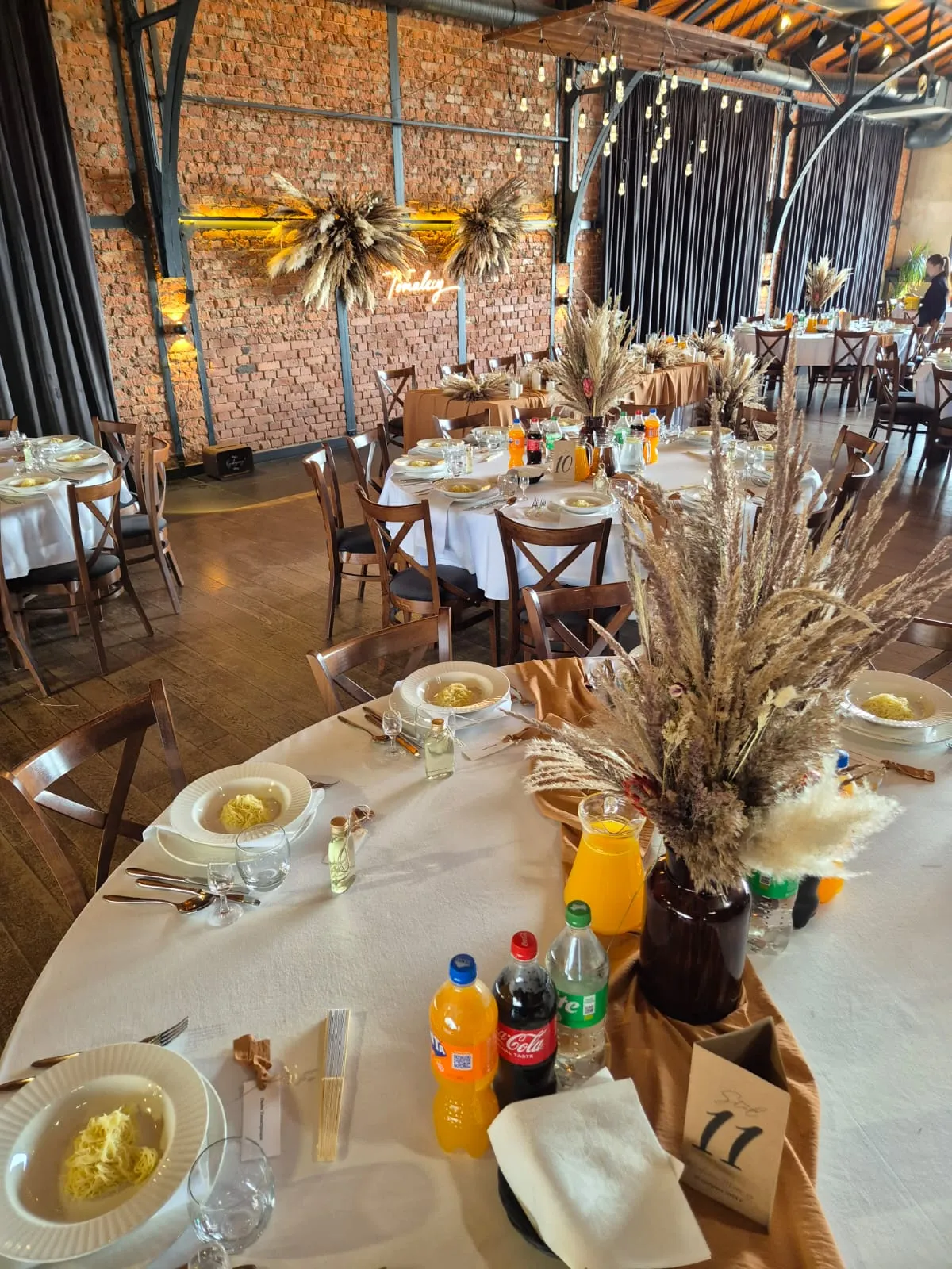 Sala restauracji Metalurgia przygotowana na eleganckie przyjęcie z dekoracjami w stylu boho.