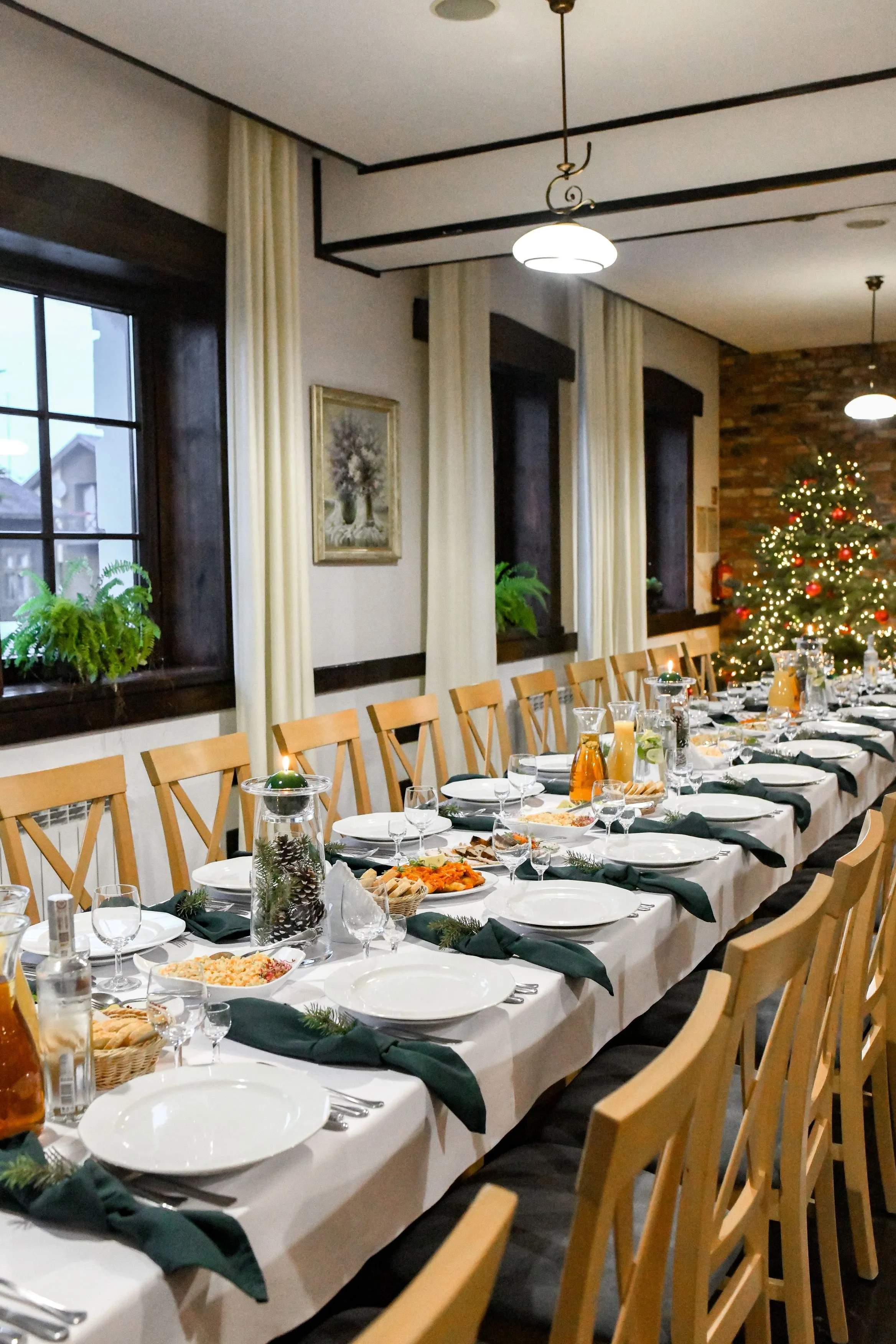 Elegancko nakryty stół bankietowy w restauracji Hotelu Zodiak, przygotowany na uroczystość rodzinną lub spotkanie okolicznościowe.