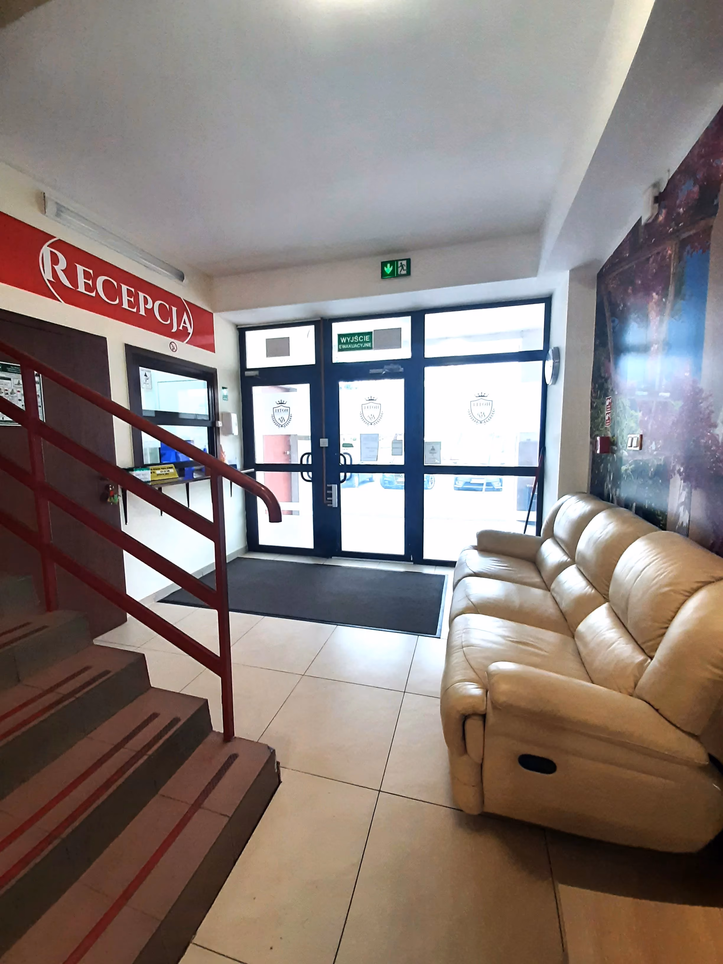 Elegancka strefa recepcyjna Hotelu Radomsko z miejscem do odpoczynku i łatwym dostępem do recepcji.