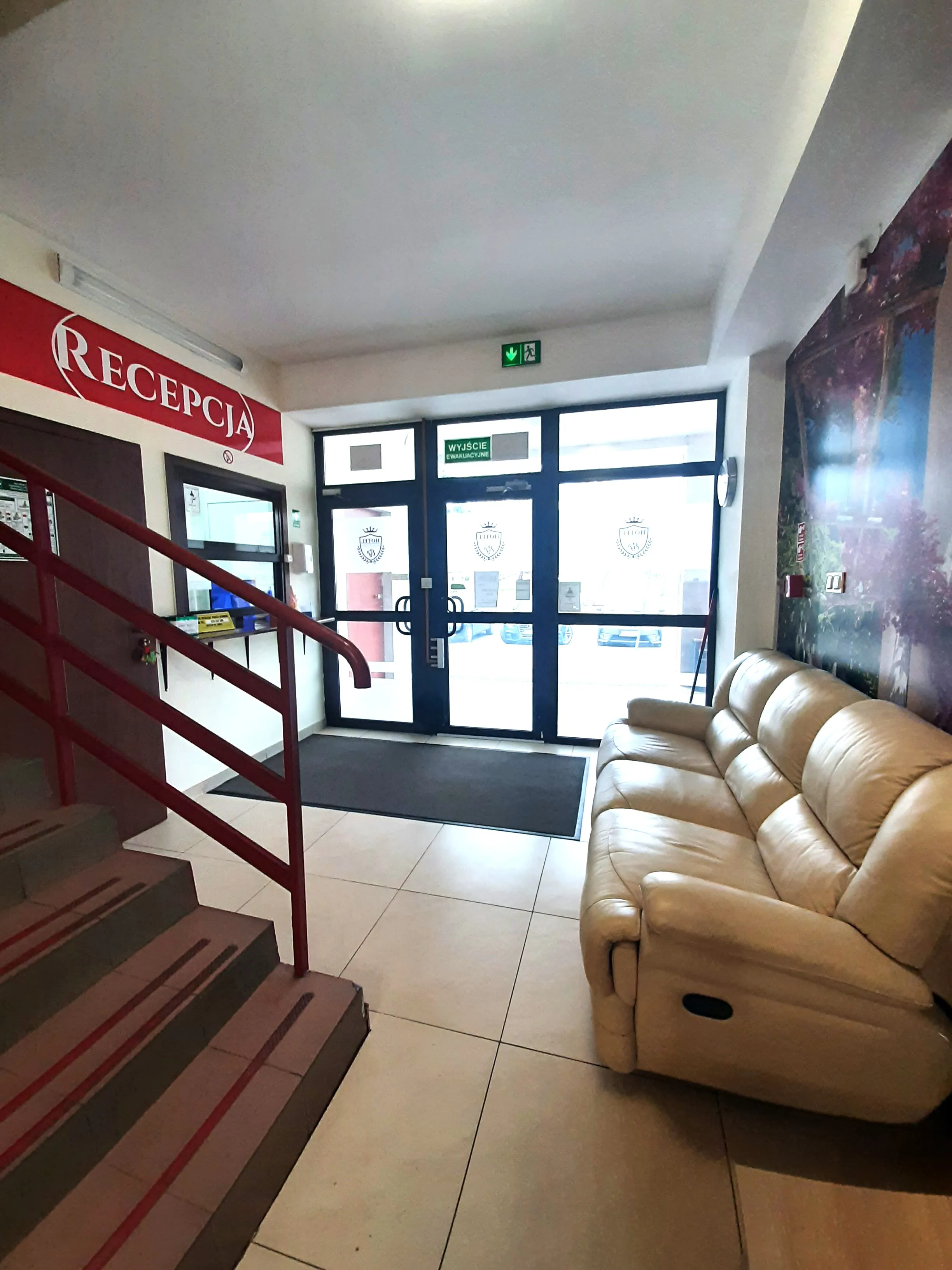 Elegancka strefa recepcyjna Hotelu Radomsko z miejscem do odpoczynku i łatwym dostępem do recepcji.