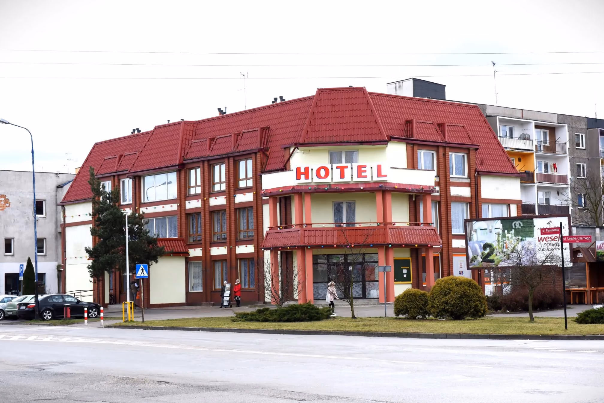 Widok na Hotel Radomsko zlokalizowany w centrum miasta, oferujący komfortowe noclegi i łatwy dostęp do lokalnych atrakcji.