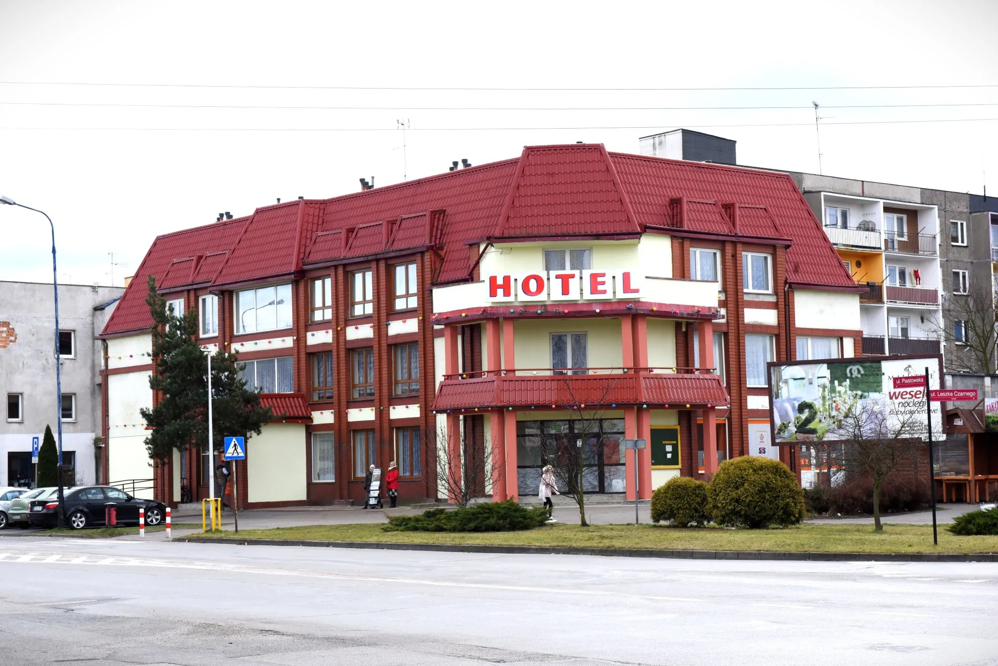 Widok na Hotel Radomsko zlokalizowany w centrum miasta, oferujący komfortowe noclegi i łatwy dostęp do lokalnych atrakcji.