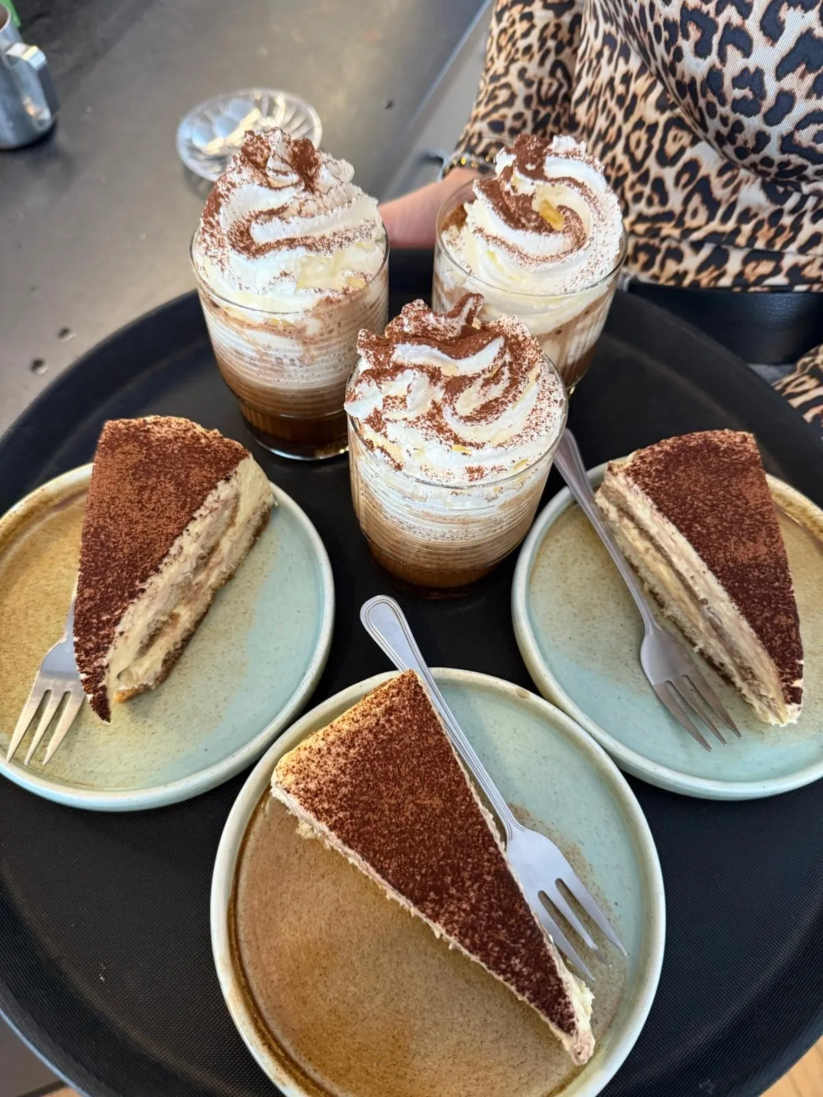 Domowe tiramisu i kawy mrożone serwowane w Klubokawiarni SisCake w Radomsku. Kameralna kawiarnia oferuje autorskie desery, aromatyczną kawę oraz przyjazną atmosferę na spotkania z rodziną i przyjaciółmi.