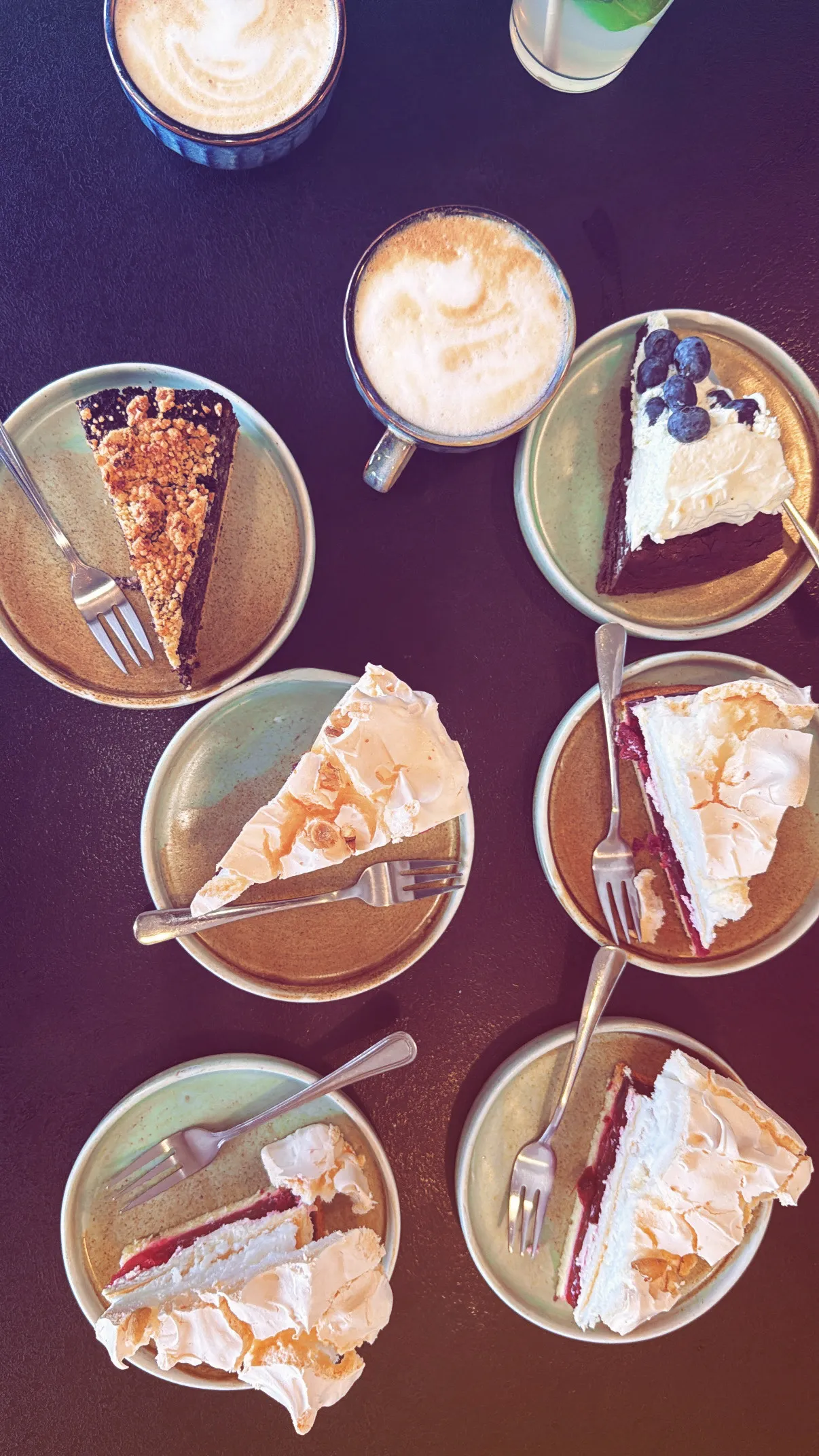 Domowe ciasta, beza, brownie i kawa speciality w Klubokawiarni SisCake w Radomsku. Miejsce słynie z ręcznie przygotowywanych wypieków, słodkich deserów i wysokiej jakości napojów.