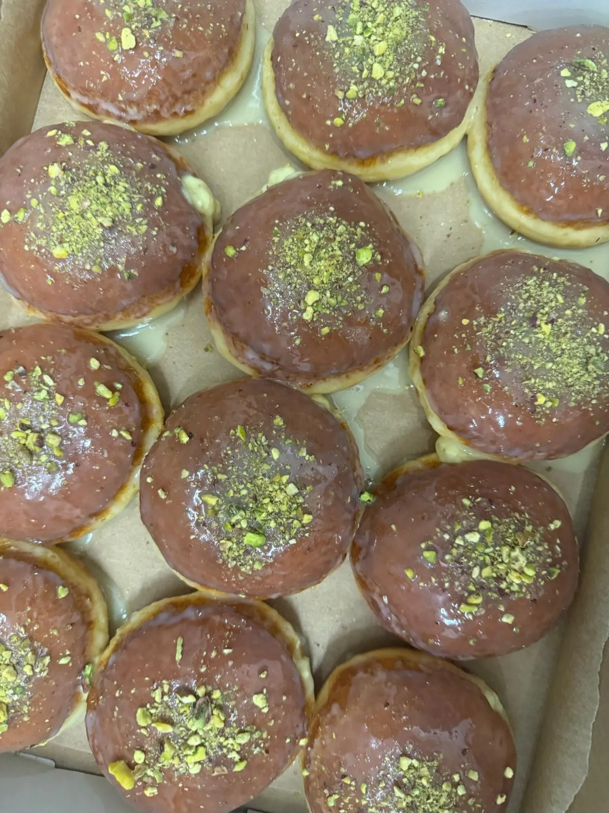 Pączki pistacjowe z kremowym nadzieniem dostępne w Klubokawiarni SisCake w Radomsku. Sezonowe wypieki i autorskie słodkości przyciągają miłośników wyjątkowych deserów i kawy.