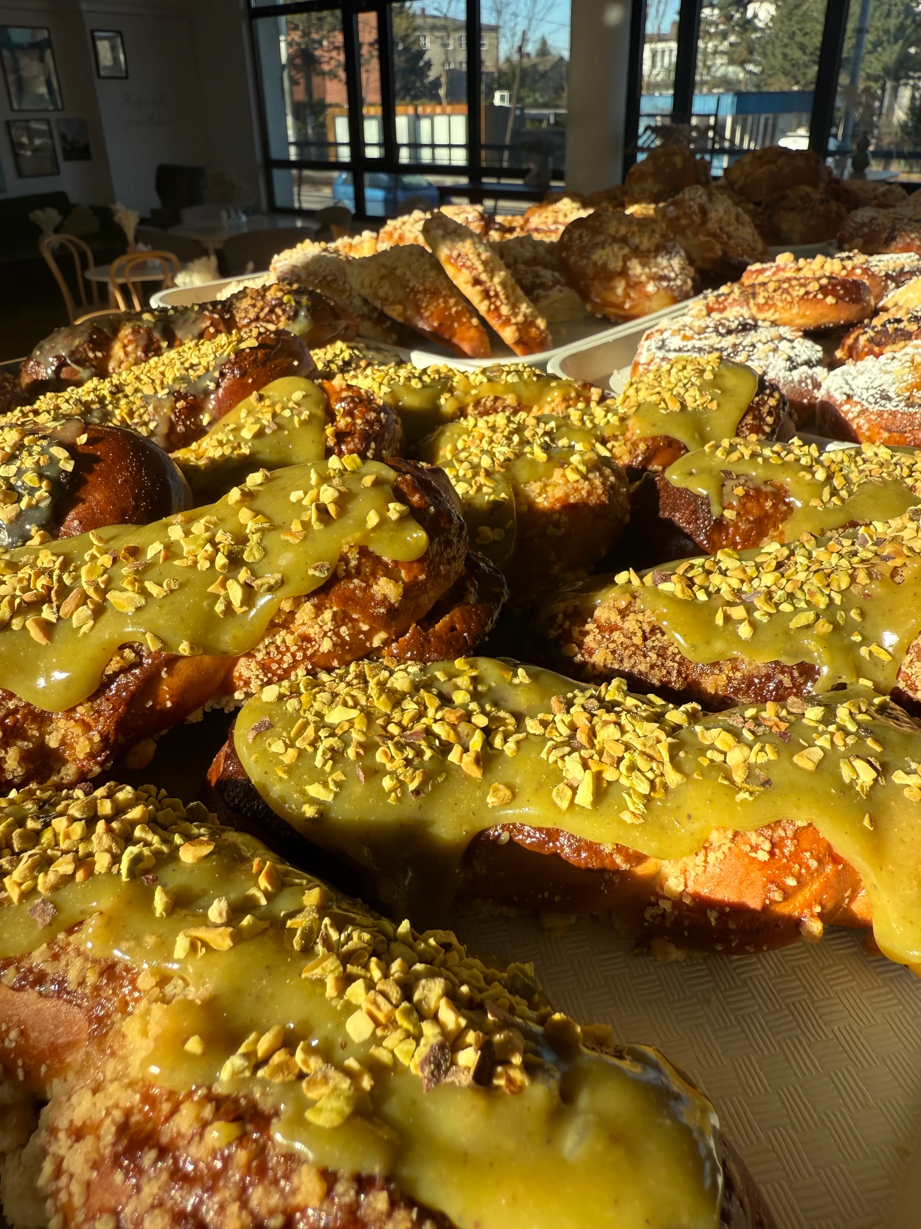 Świeże drożdżówki, słodkie wypieki i domowe ciasta w Klubokawiarni SisCake w Radomsku. Codziennie przygotowywane desery zachwycają smakiem i estetycznym wykonaniem.