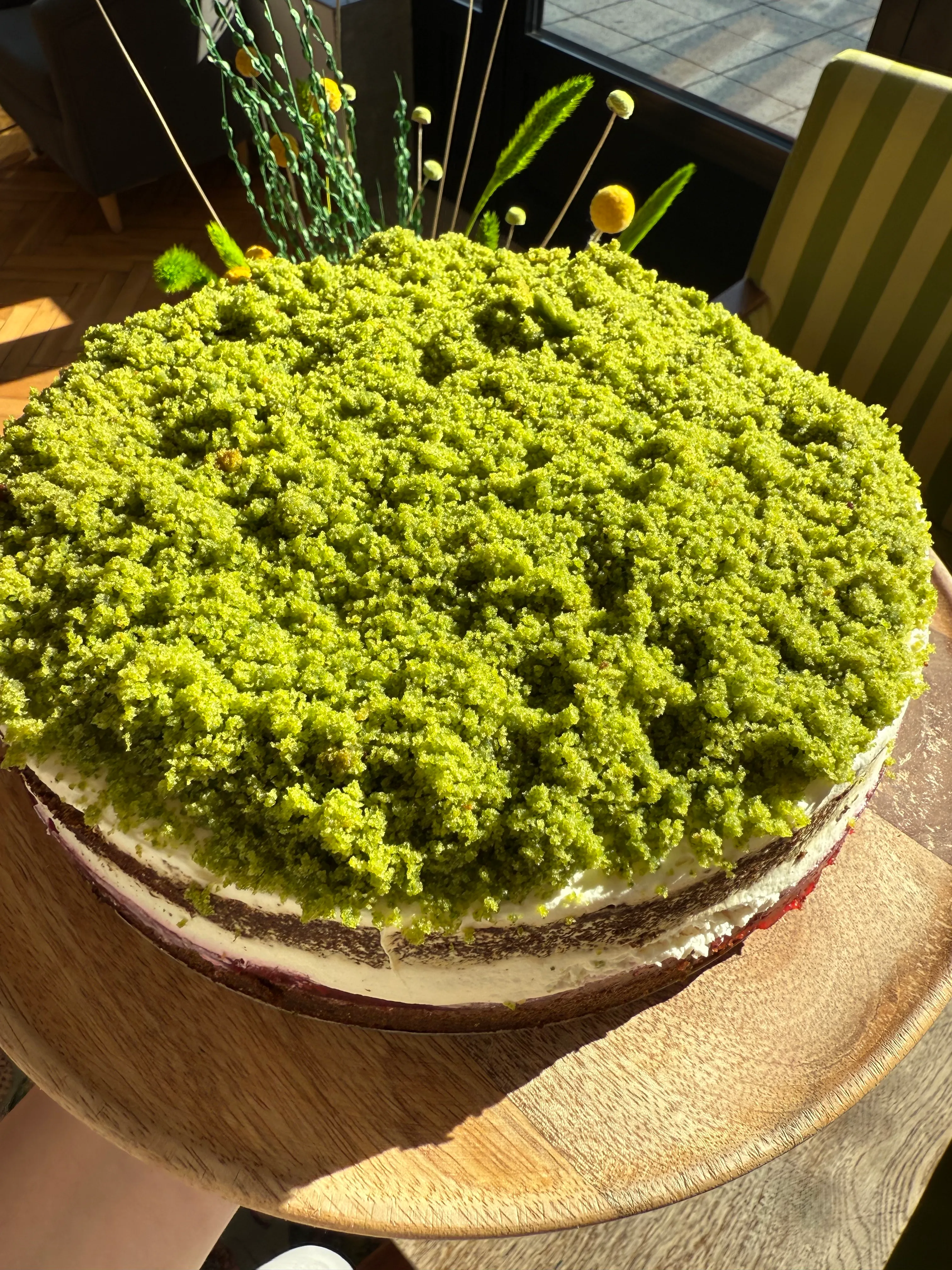 Tort okolicznościowy wykonany na zamówienie przez Klubokawiarnię SisCake w Radomsku. Cukiernia specjalizuje się w tworzeniu tortów na urodziny, komunie, wesela i inne wyjątkowe okazje.