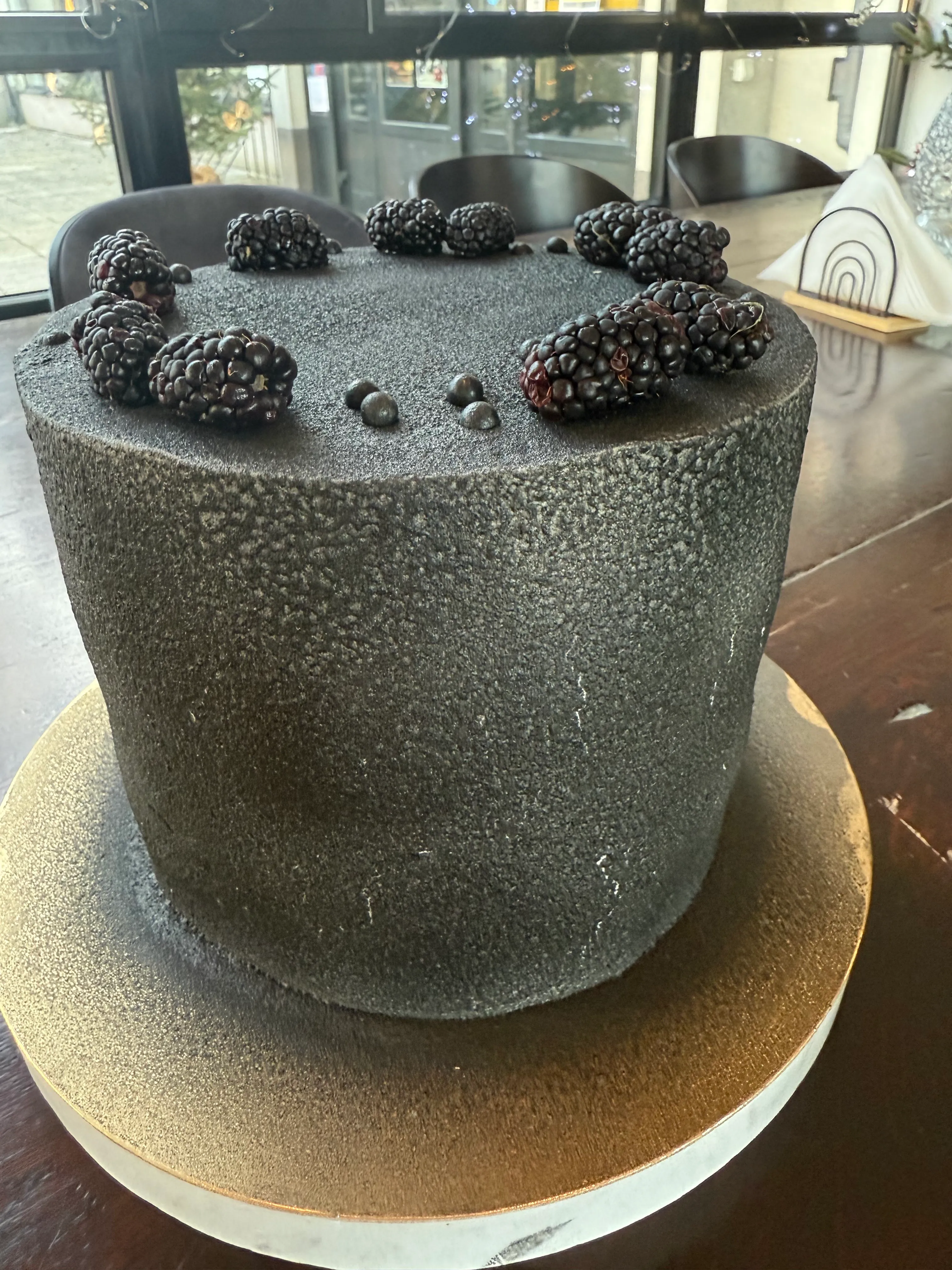 Nowoczesny tort premium z jeżynami przygotowany przez Klubokawiarnię SisCake w Radomsku. Oferta obejmuje eleganckie torty okolicznościowe, desery i słodkie stoły na specjalne wydarzenia.