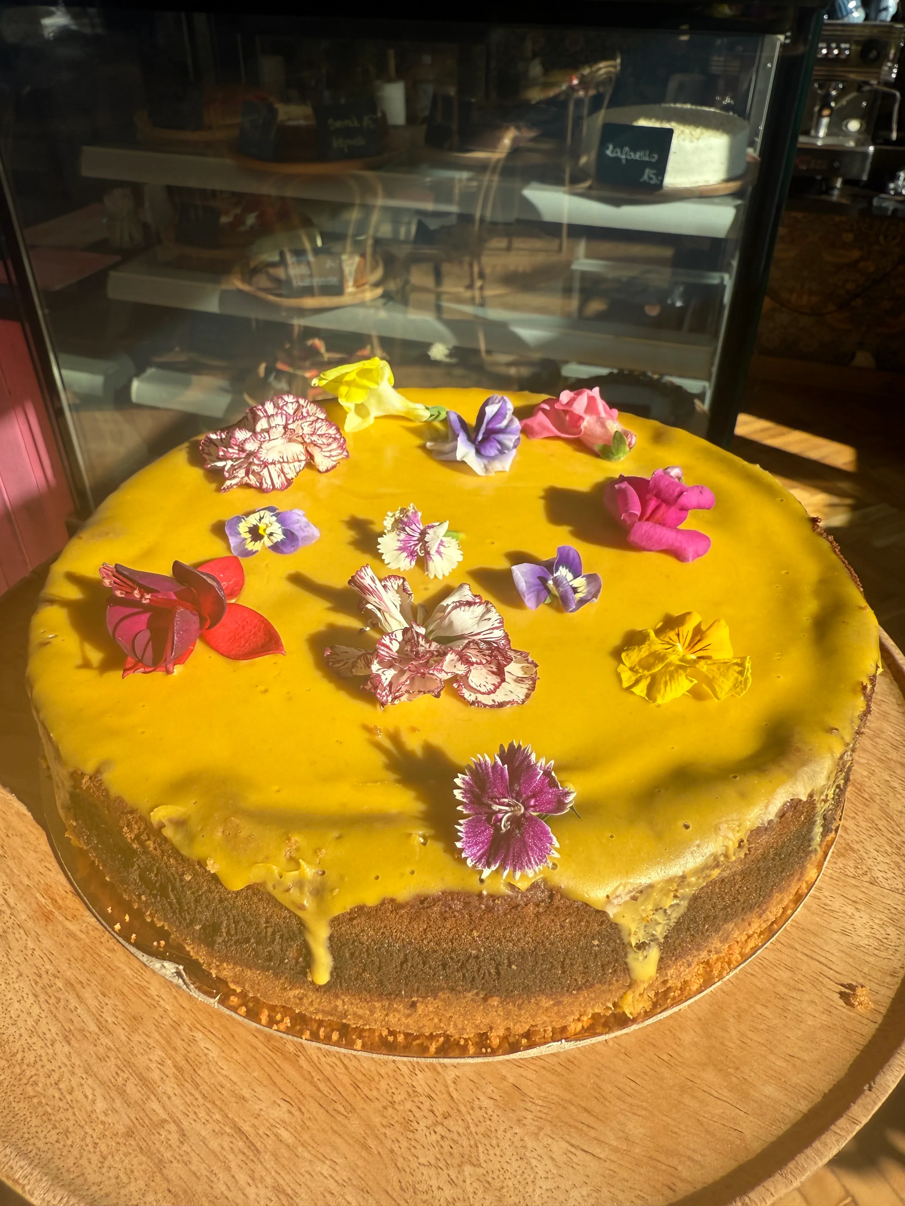 Artystycznie dekorowany sernik dostępny w ofercie Klubokawiarni SisCake w Radomsku. Autorskie wypieki przygotowywane są z najwyższej jakości składników i zachwycają niepowtarzalnym wyglądem.