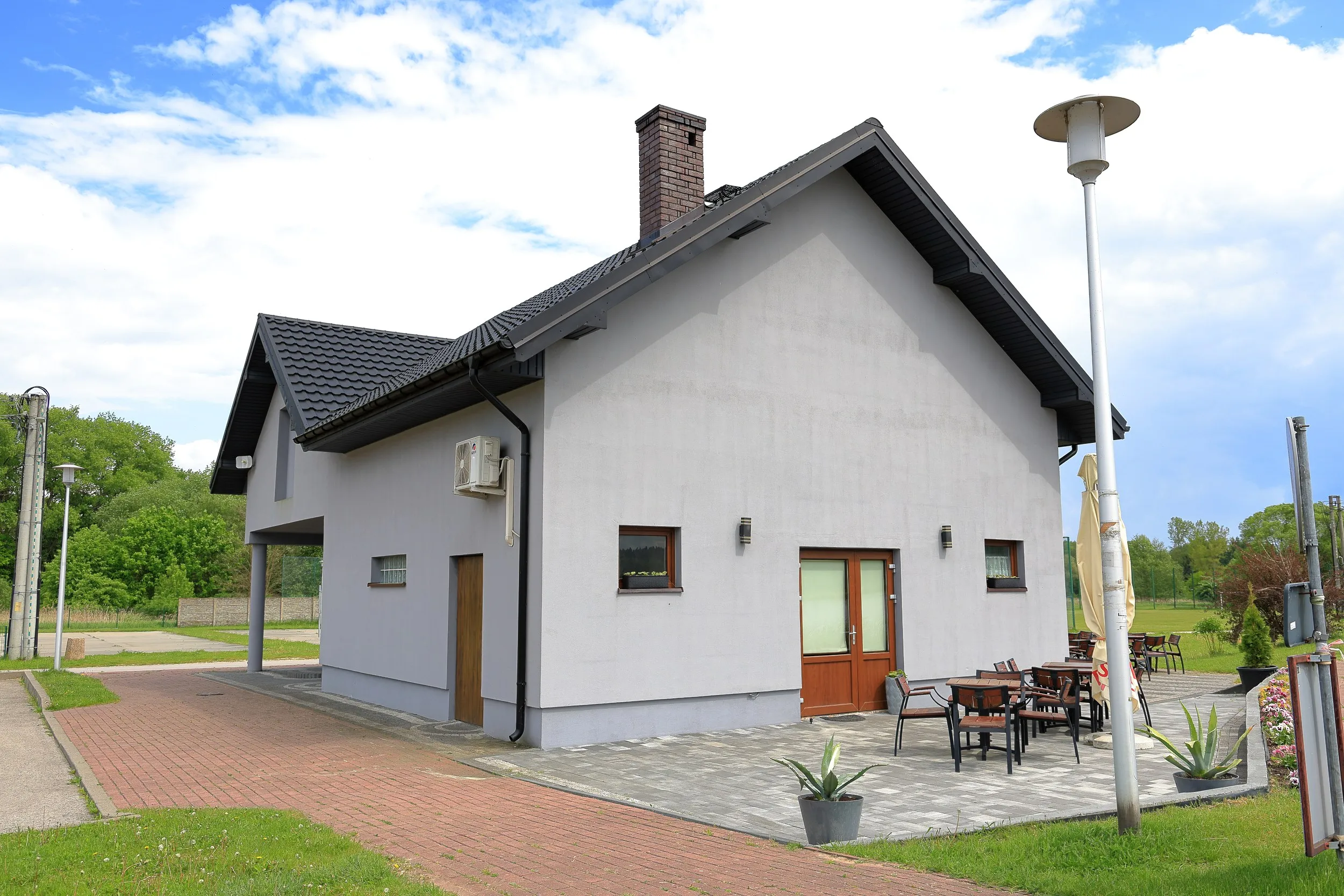 Widok na Bar nad Zalewem od strony wody. Budynek otoczony jest trzcinowiskiem i terenami rekreacyjnymi