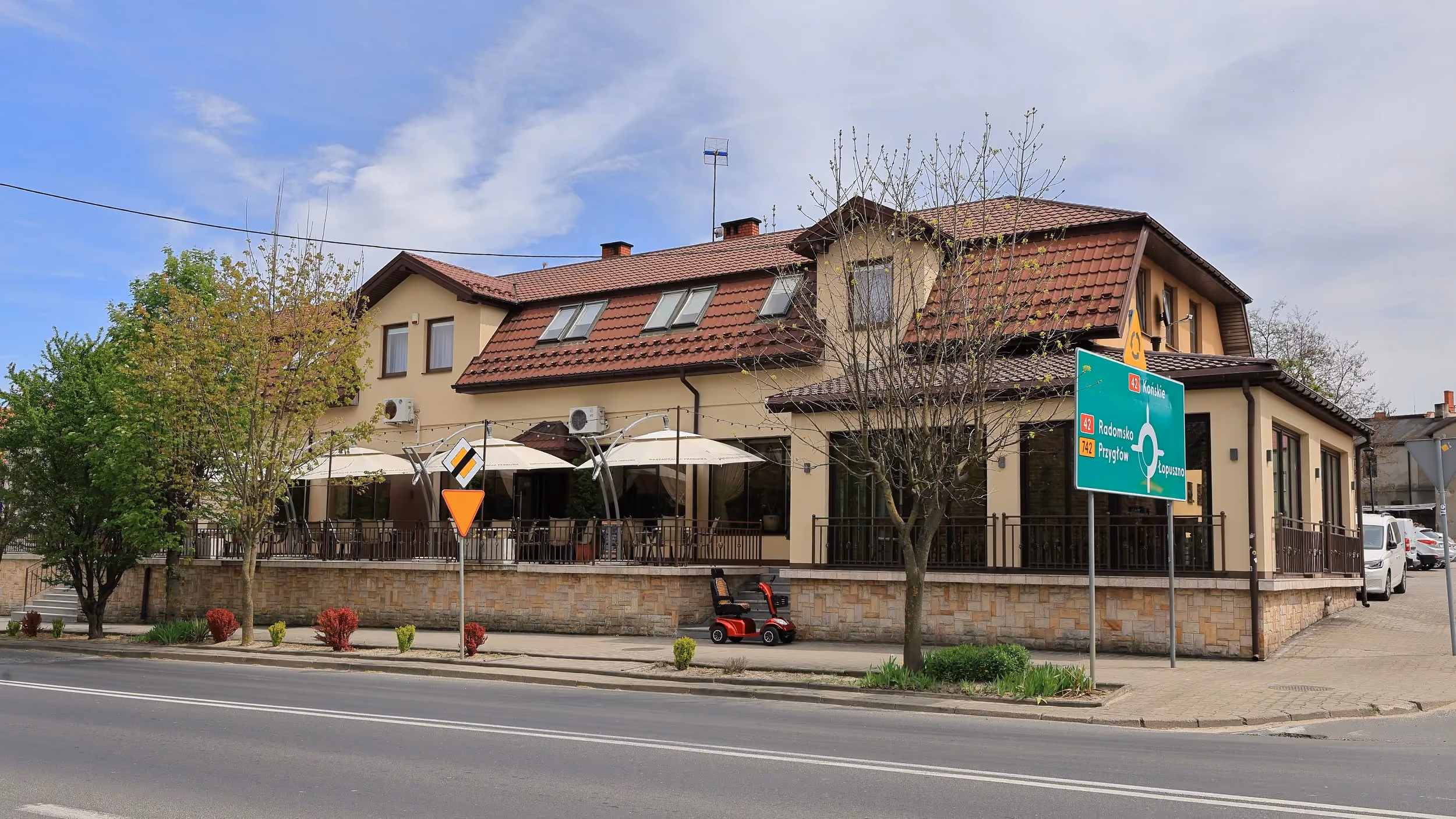 Zewnętrzny widok na obiekt Restauracja i Pokoje Gościnne Parkowa w Przedborzu.