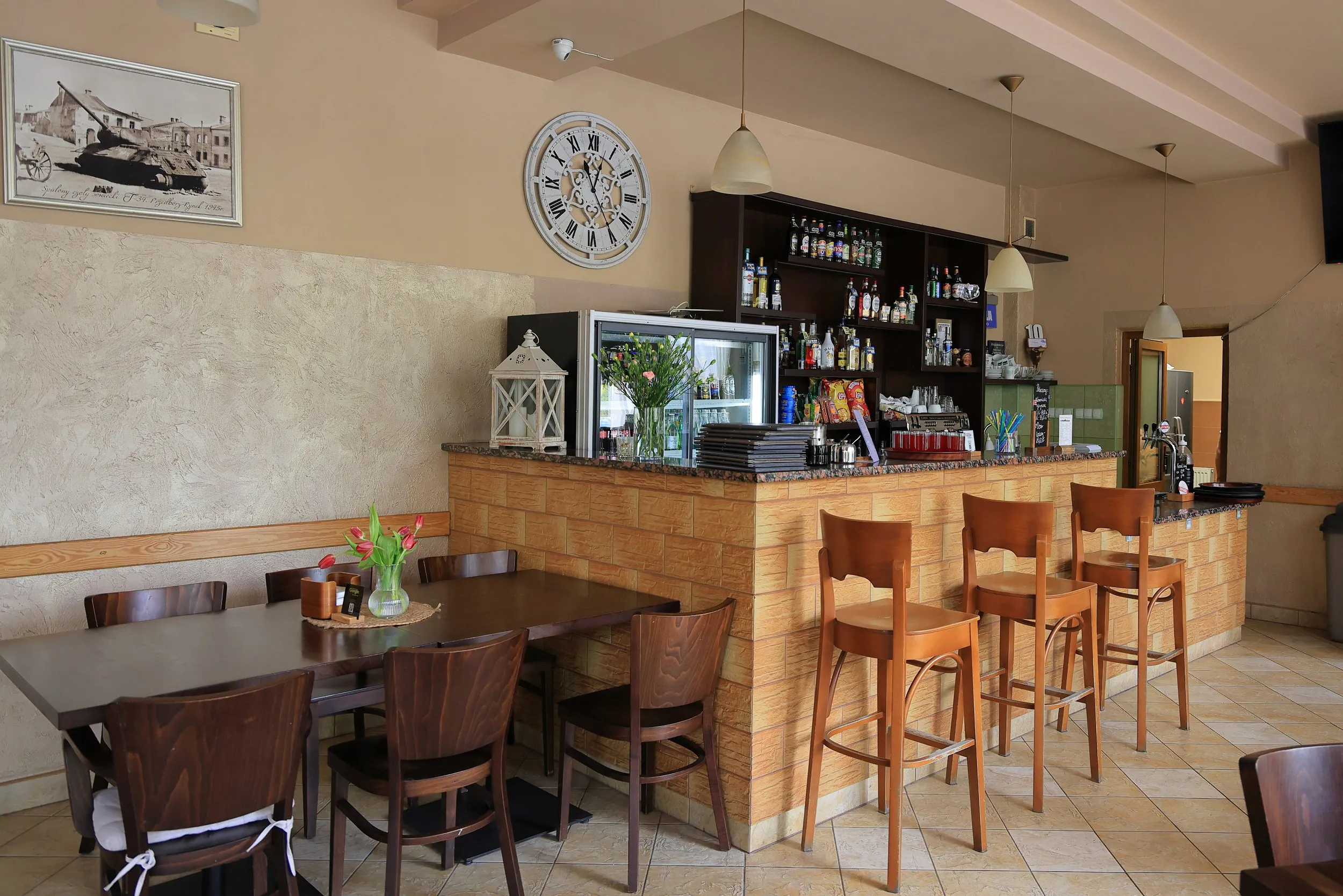 Bar restauracyjny oferujący napoje, kawę oraz miejsce do spotkań towarzyskich.