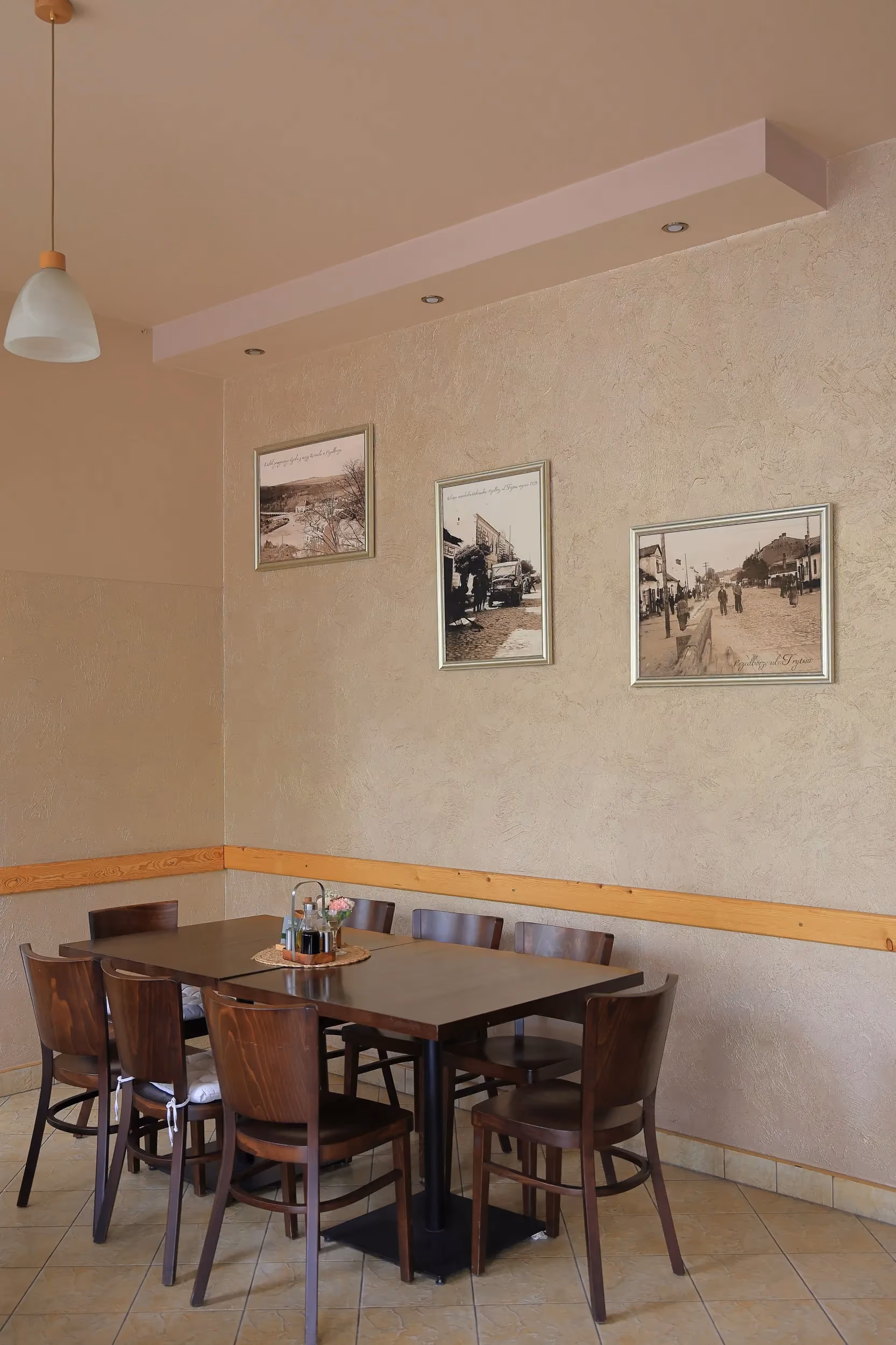 Kameralna część restauracyjna z wygodnymi miejscami siedzącymi i stylowym wystrojem.