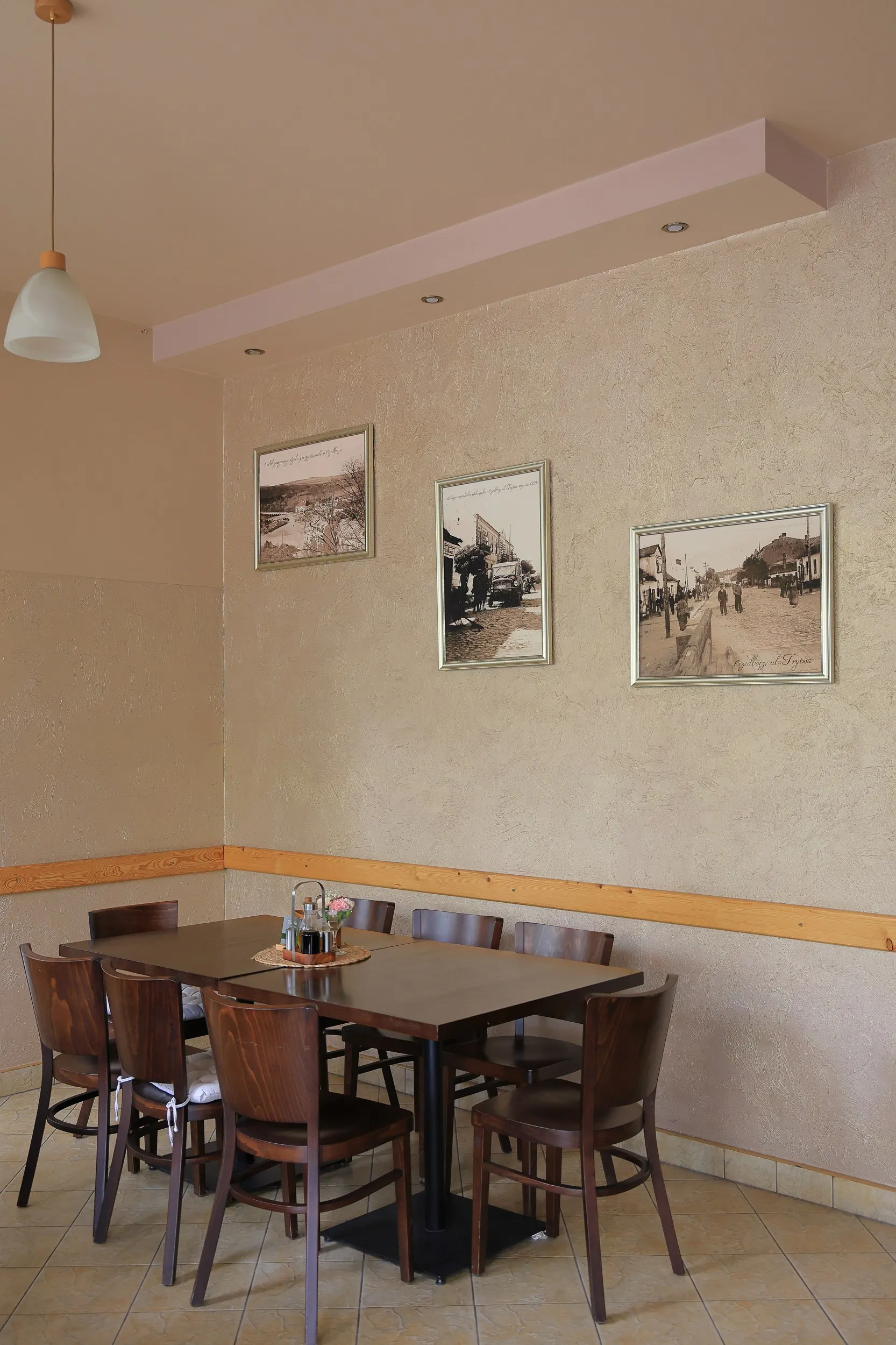Kameralna część restauracyjna z wygodnymi miejscami siedzącymi i stylowym wystrojem.