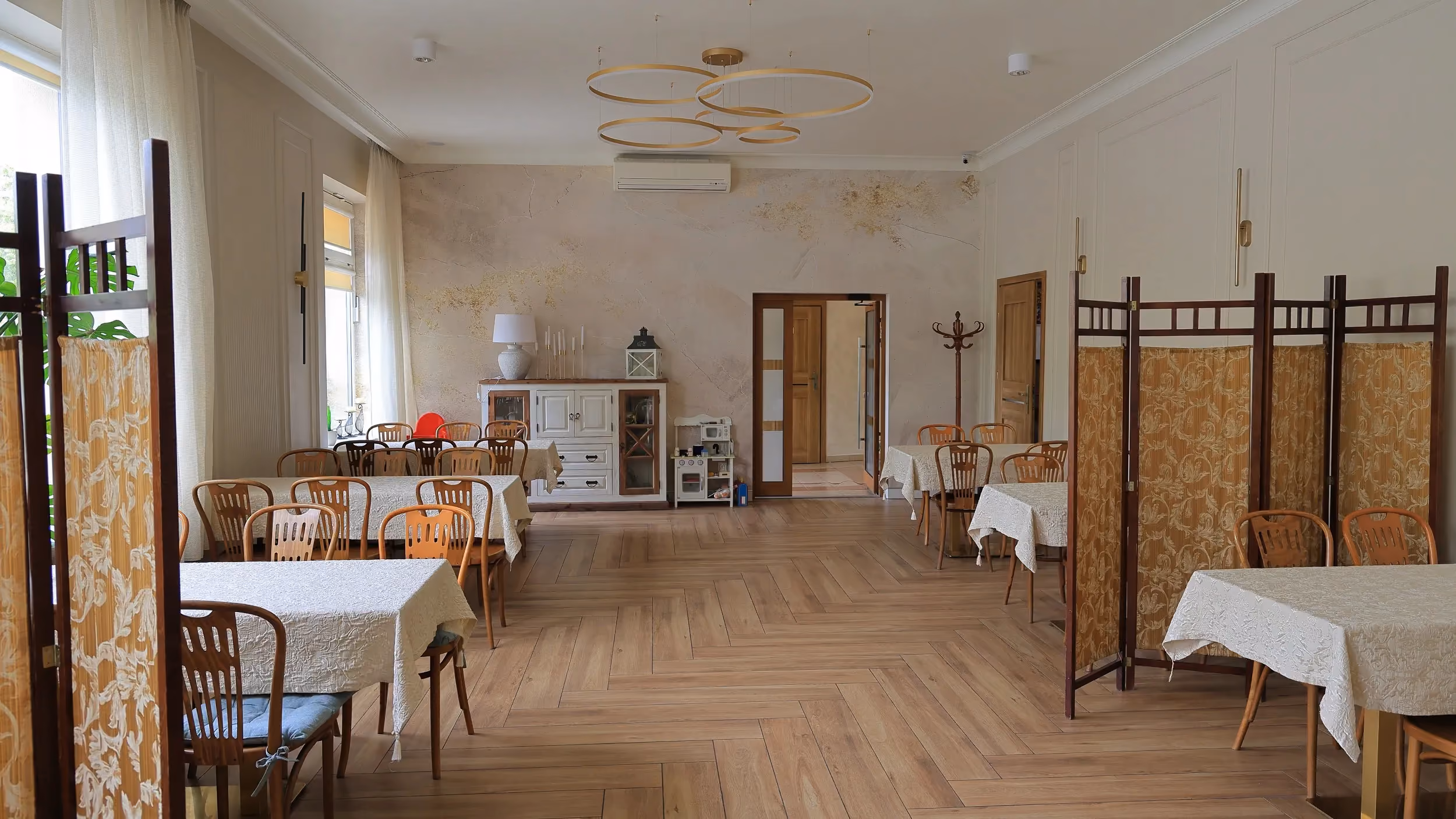 Elegancka sala restauracyjna przygotowana do organizacji posiłków i spotkań rodzinnych.