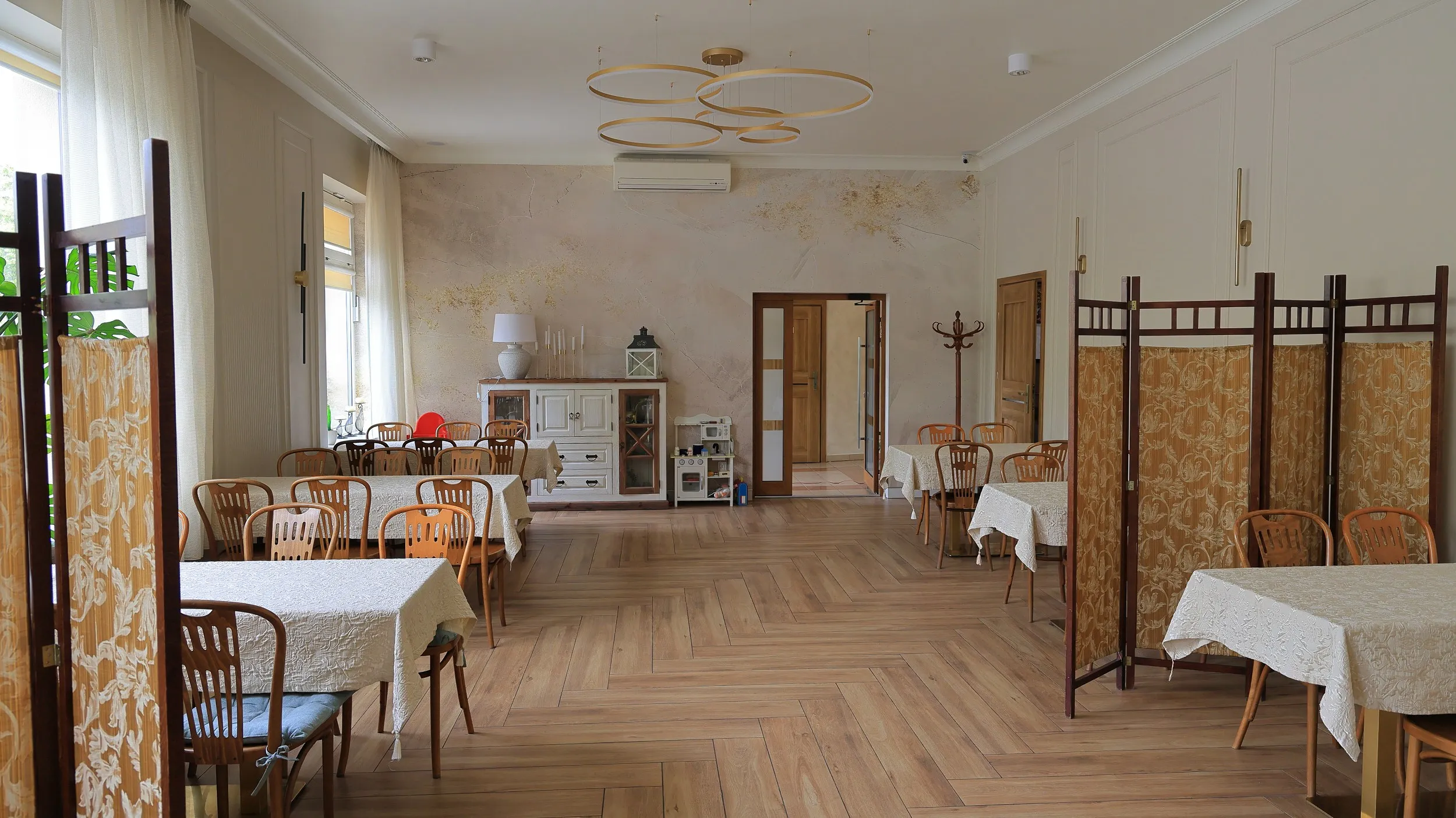 Elegancka sala restauracyjna przygotowana do organizacji posiłków i spotkań rodzinnych.