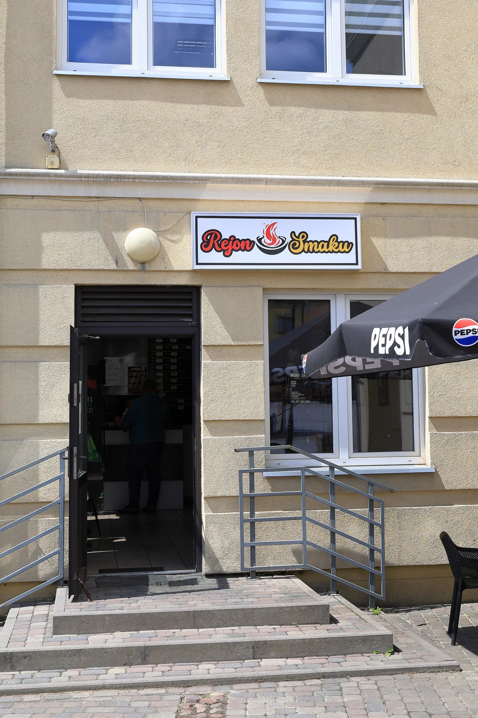 Wejście do lokalu gastronomicznego Rejon Smaku zlokalizowanego przy rynku w Przedborzu.