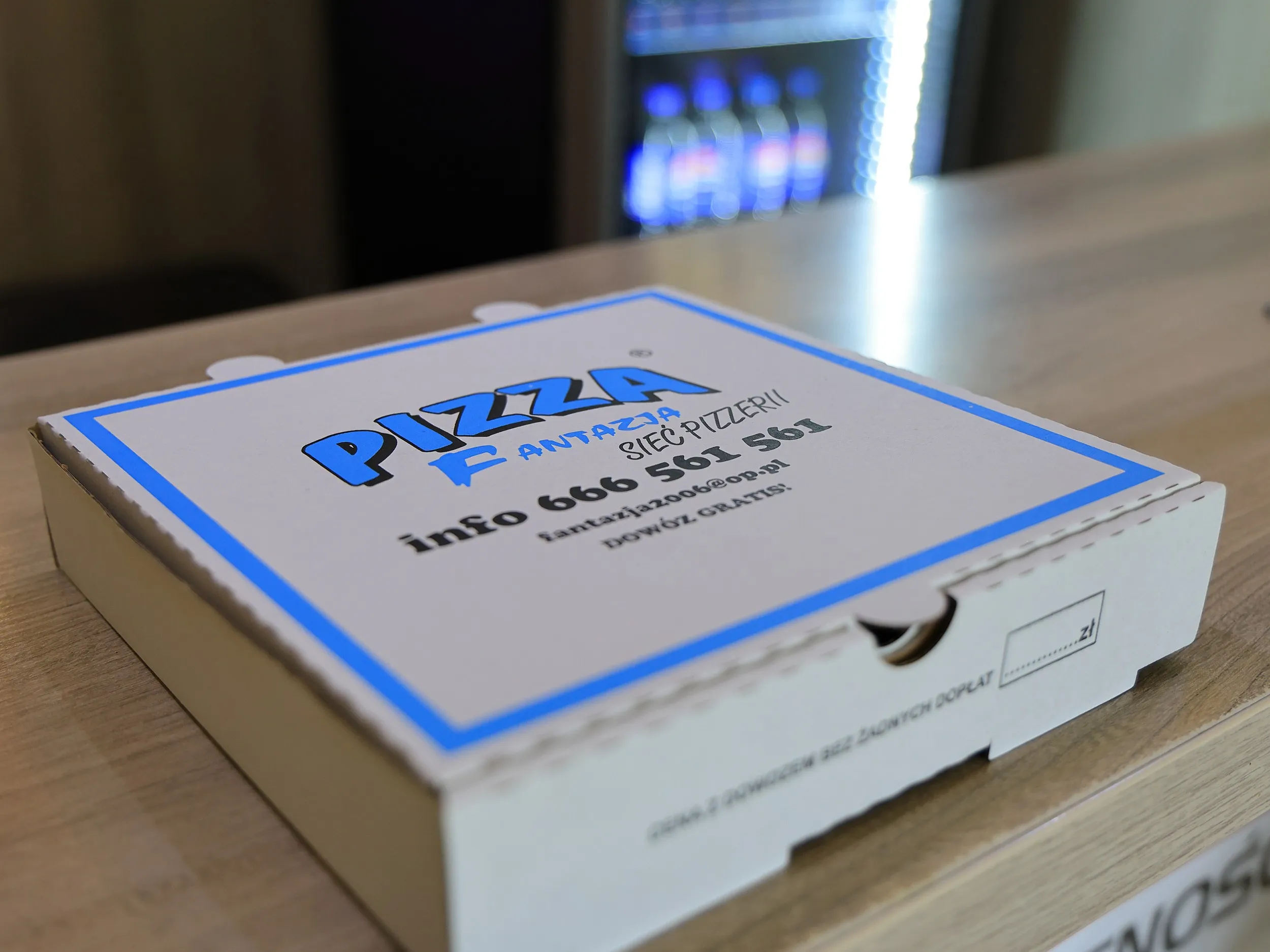 Pudełko z pizzą na wynos z logo Pizzerii Fantazja – pizza z dostawą i odbiorem własnym w Przedborzu.