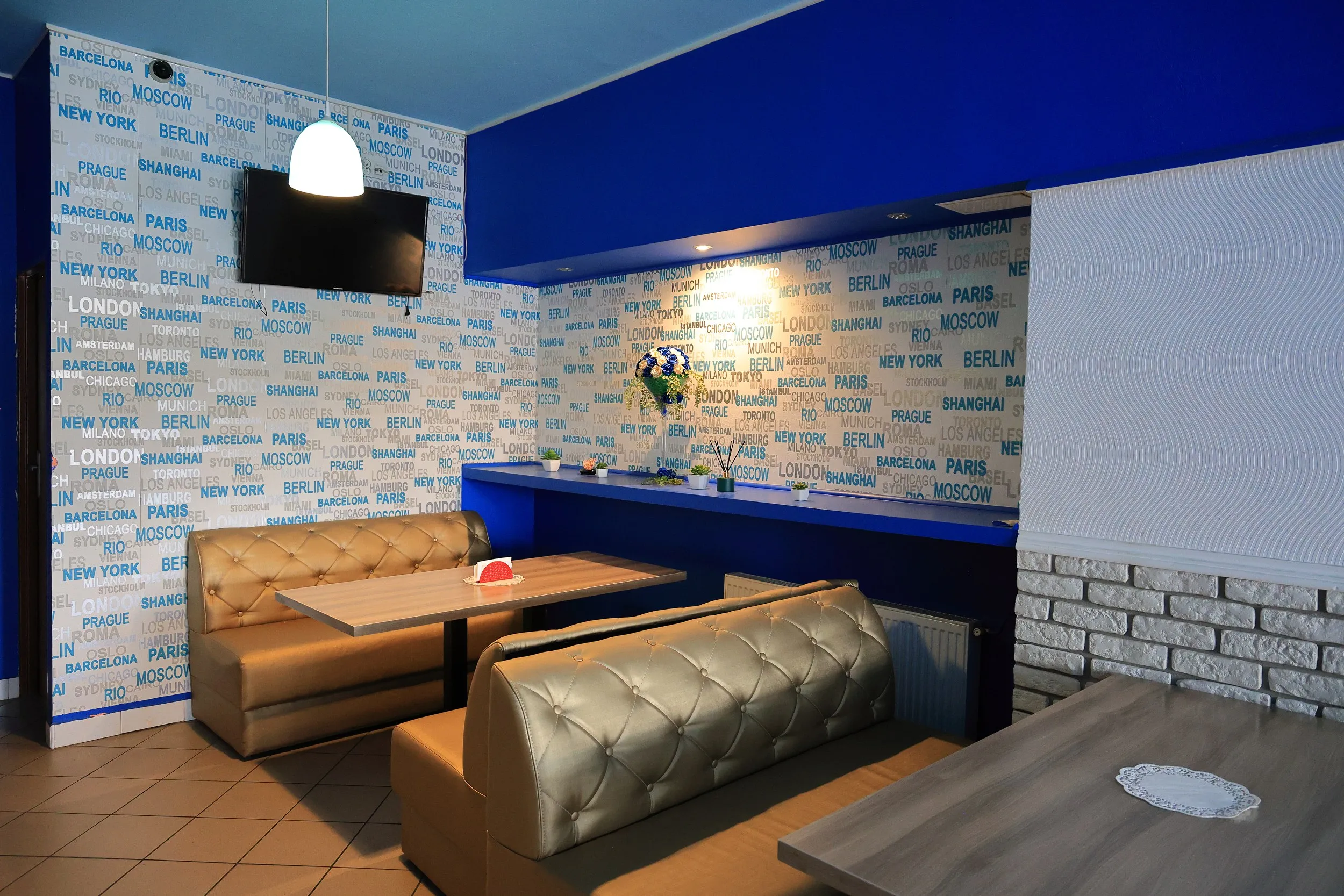Pizzeria Fantazja w Przedborzu – przytulne wnętrze restauracji z wygodnymi lożami i miejscami do spożywania pizzy na miejscu.
