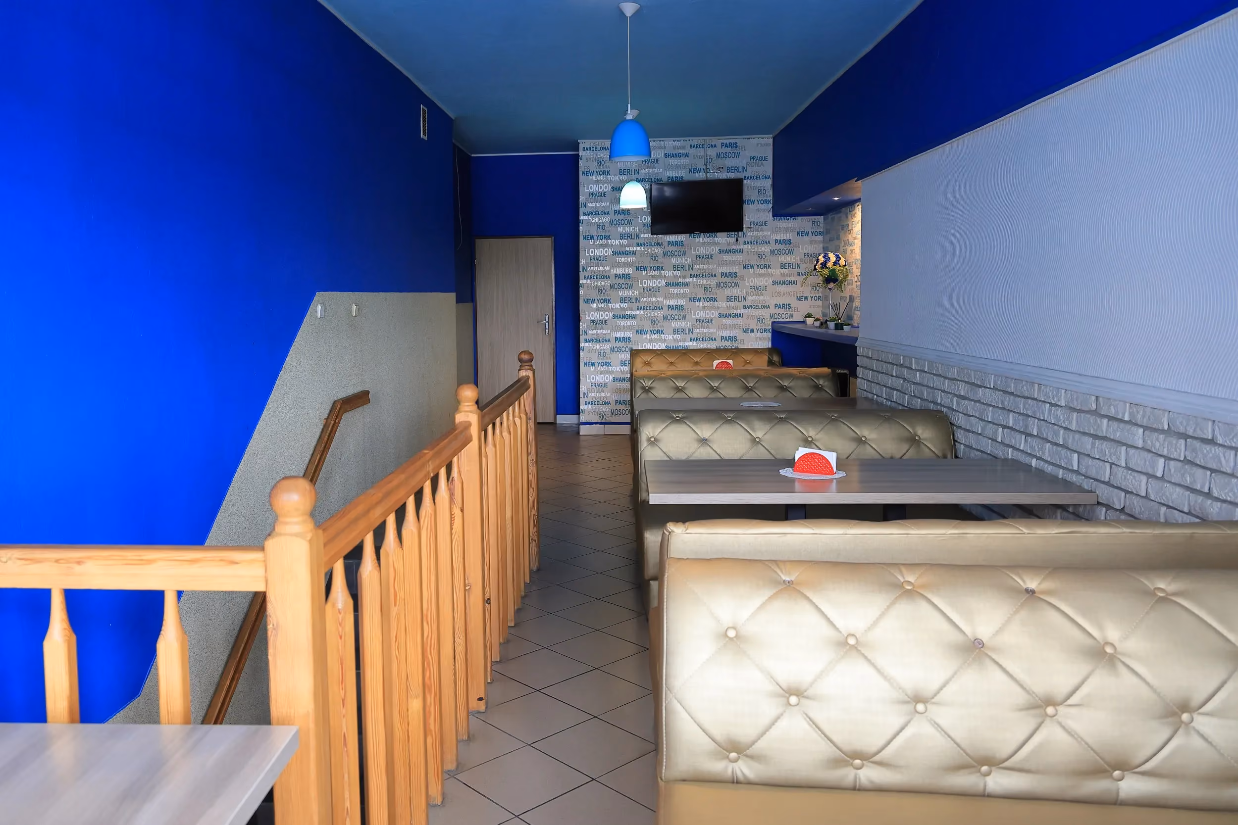 Sala dla gości w Pizzerii Fantazja w Przedborzu – komfortowe miejsca siedzące i kameralna atmosfera.