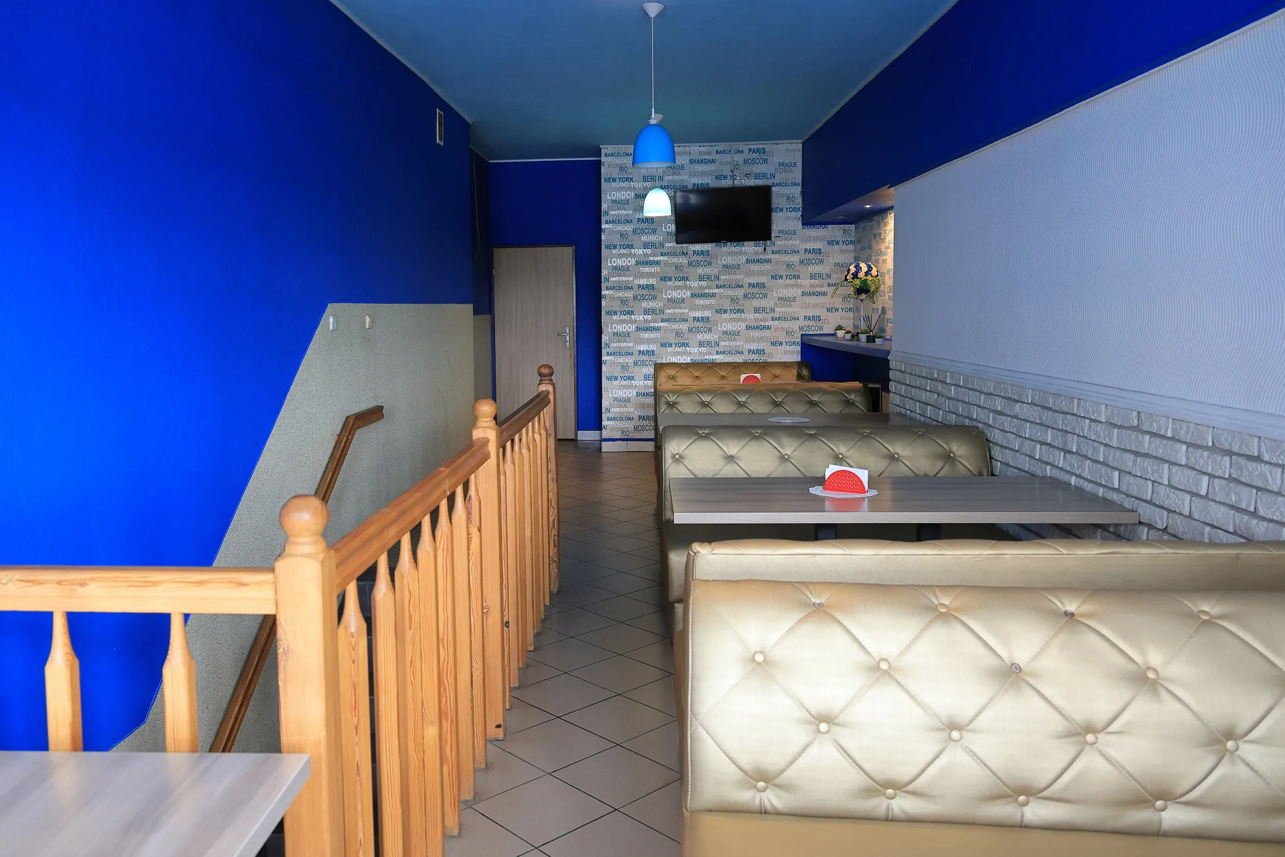 Sala dla gości w Pizzerii Fantazja w Przedborzu – komfortowe miejsca siedzące i kameralna atmosfera.