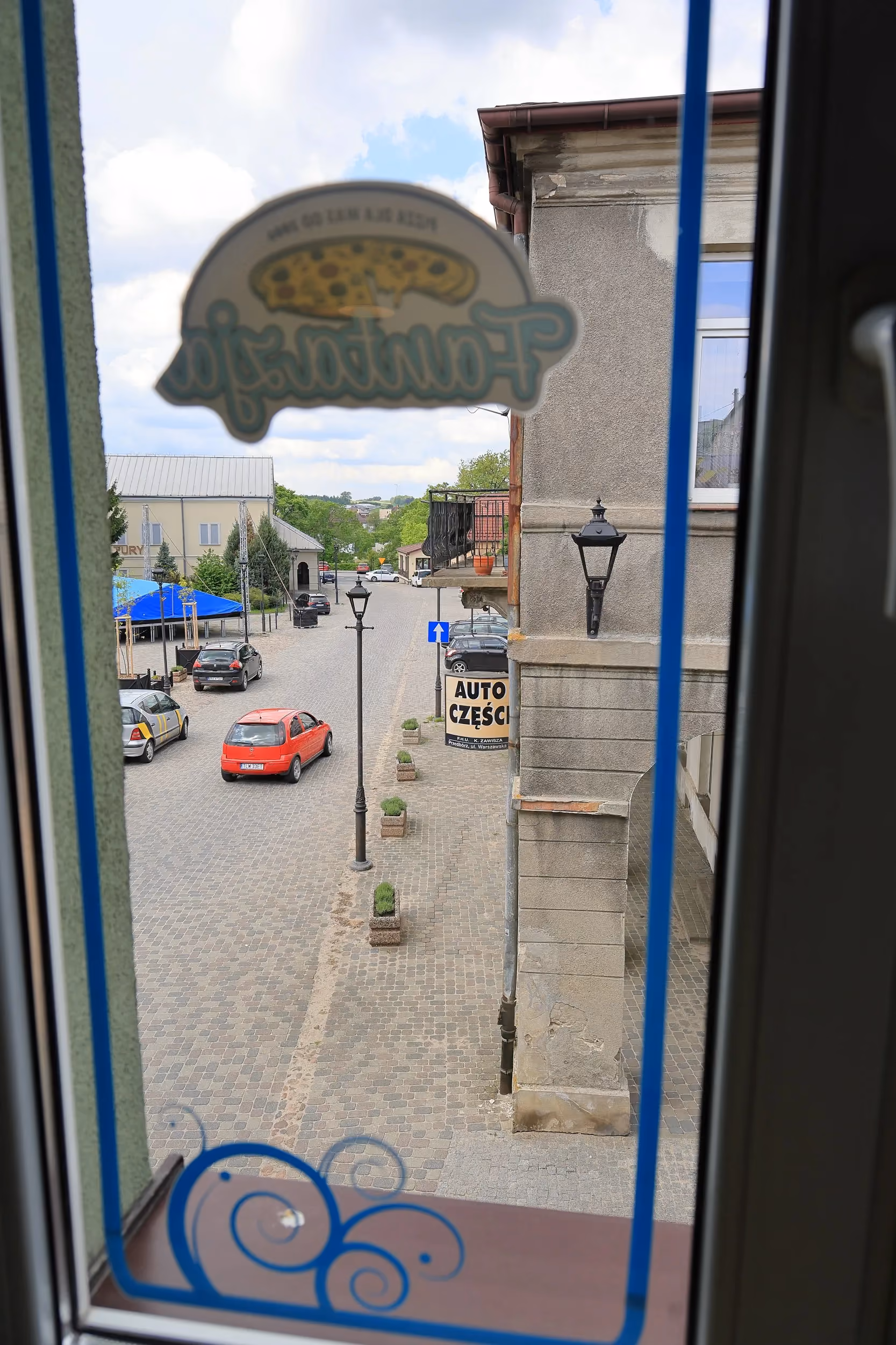 Widok na rynek w Przedborzu z okna Pizzerii Fantazja położonej w centrum miasta.