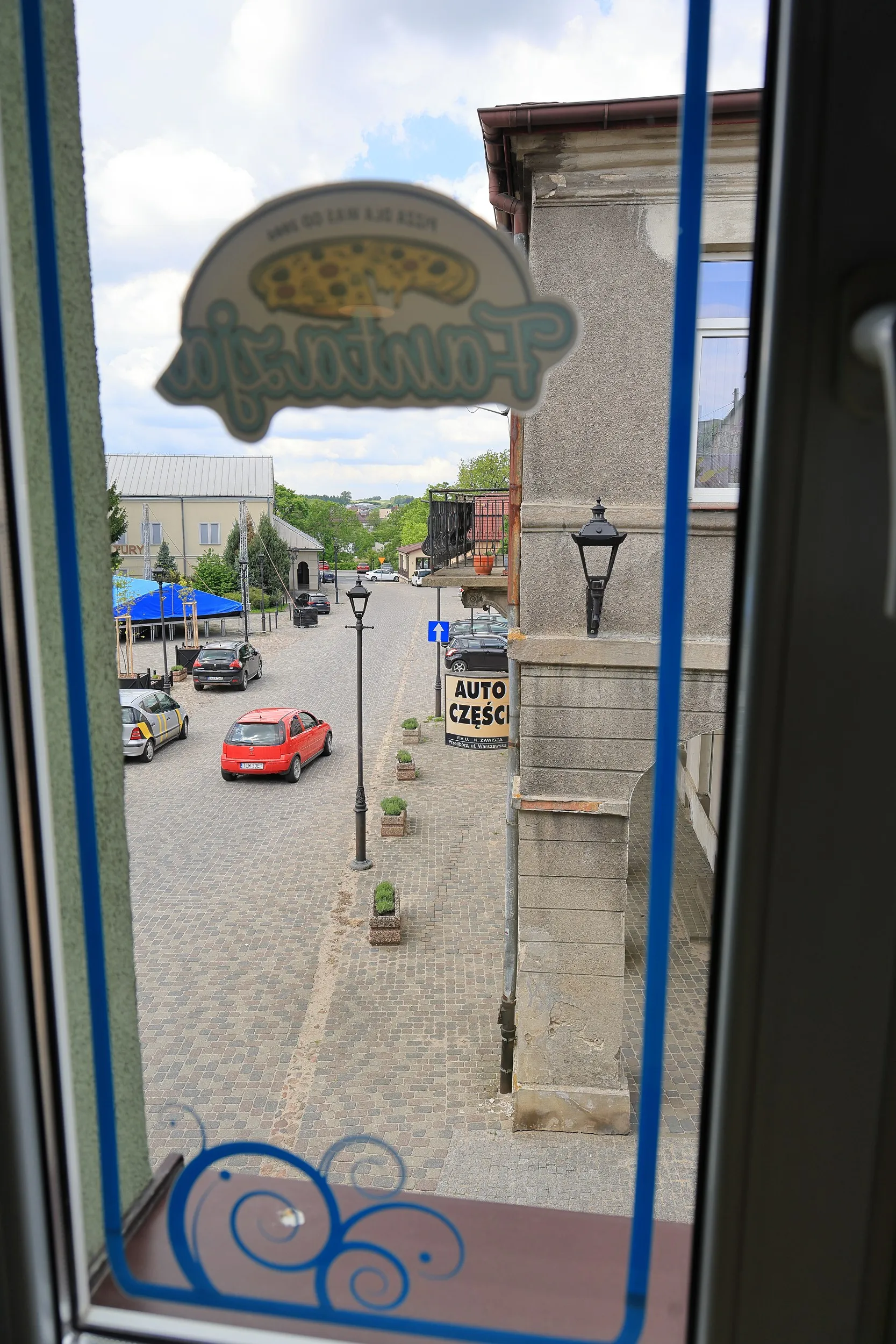 Widok na rynek w Przedborzu z okna Pizzerii Fantazja położonej w centrum miasta.