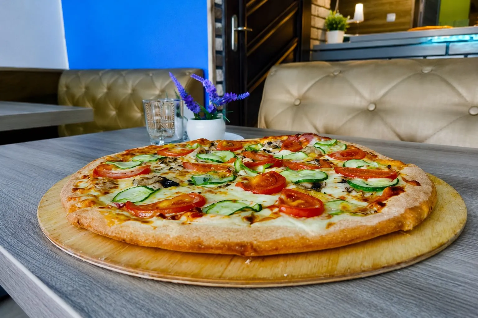 Pizzeria Fantazja Przedbórz – pizza ze świeżymi warzywami podawana na miejscu w przytulnym wnętrzu restauracji.