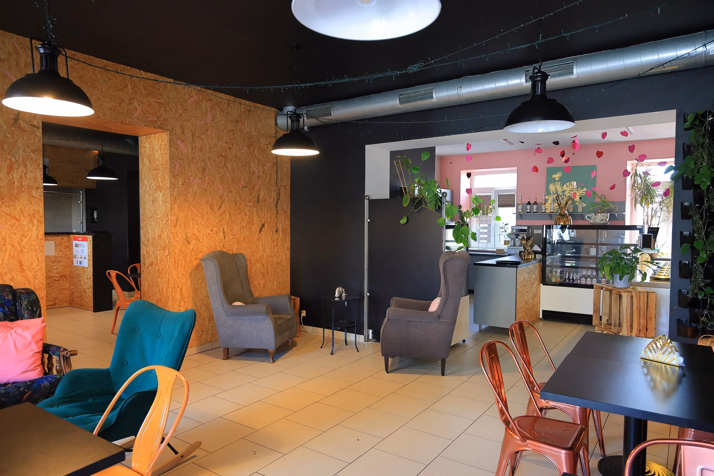 nętrze restauracji Sztos Mięso w Przedborzu z wygodnymi fotelami, stolikami oraz strefą deserową i kawową.