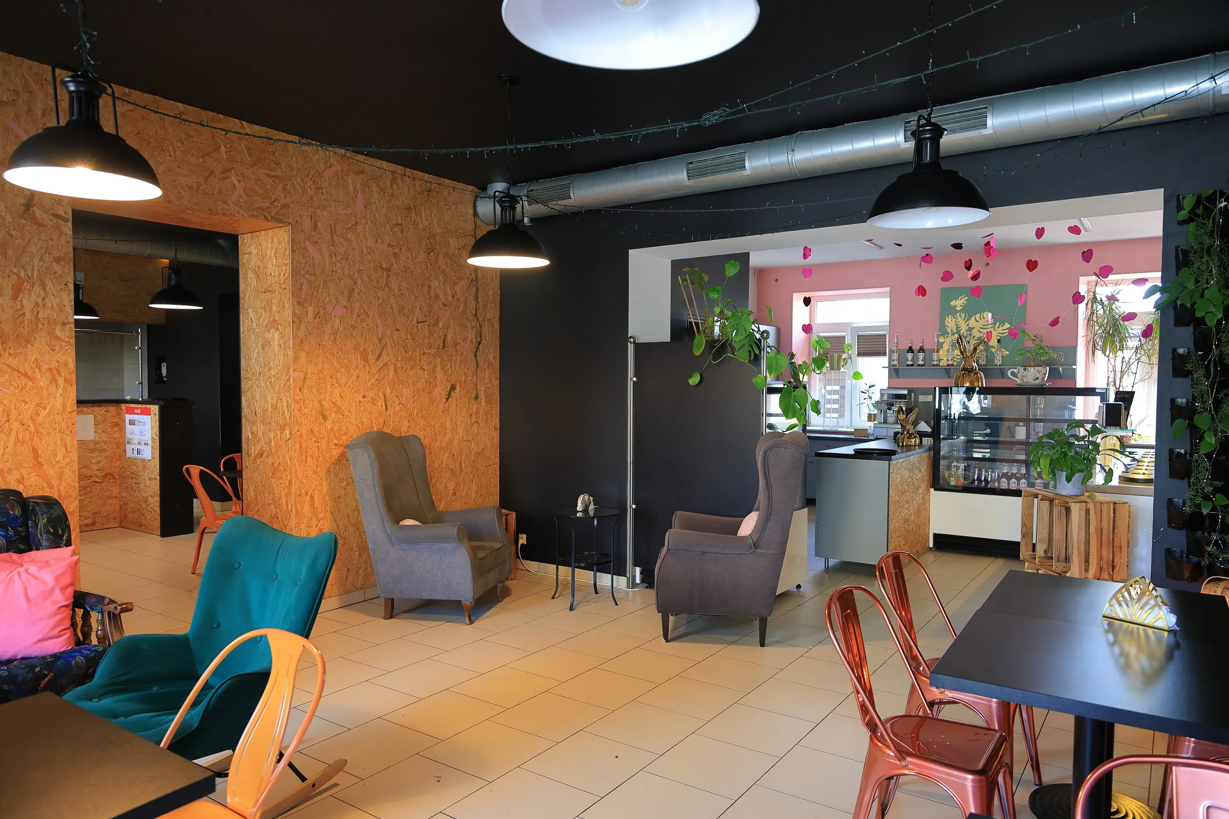 nętrze restauracji Sztos Mięso w Przedborzu z wygodnymi fotelami, stolikami oraz strefą deserową i kawową.