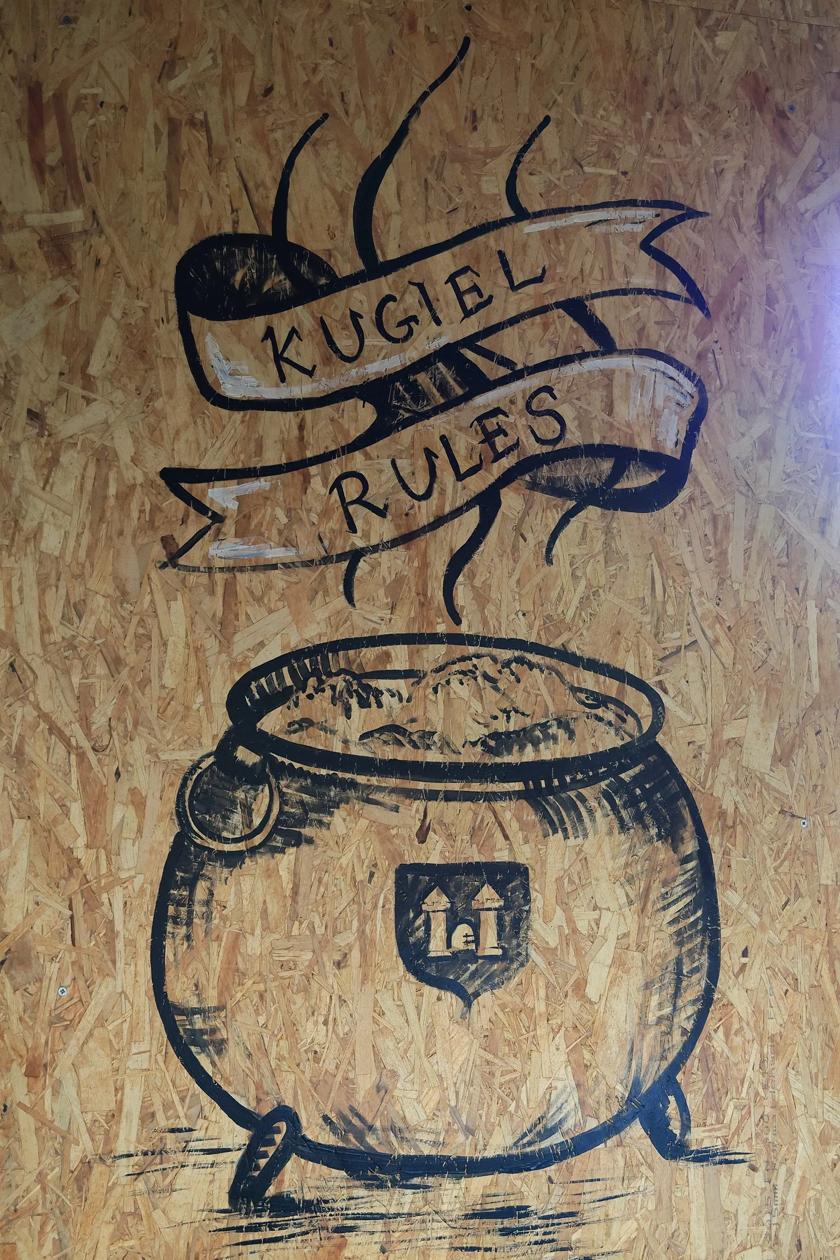 Grafika ścienna z napisem „Kugiel Rules” w restauracji Sztos Mięso w Przedborzu, nawiązująca do regionalnego przysmaku