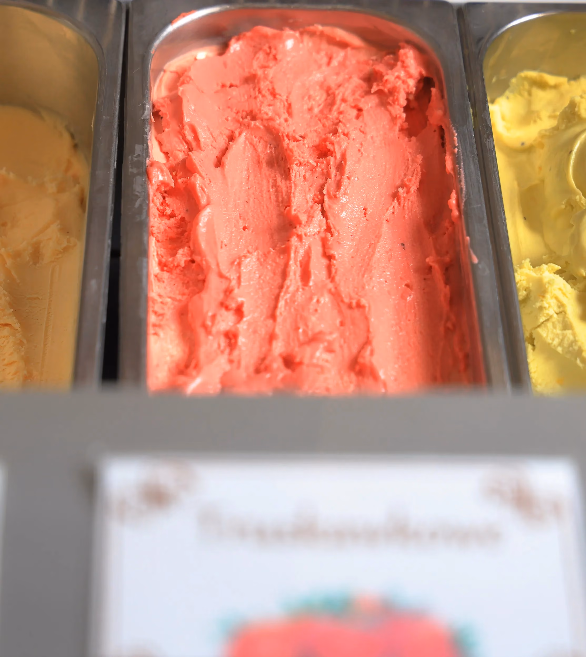 Lody truskawkowe produkowane na miejscu w lodziarni Moja Dorotka w Przedborzu – naturalny owocowy smak i kremowa konsystencja.Lody truskawkowe produkowane na miejscu w lodziarni Moja Dorotka w Przedborzu – naturalny owocowy smak i kremowa konsystencja.